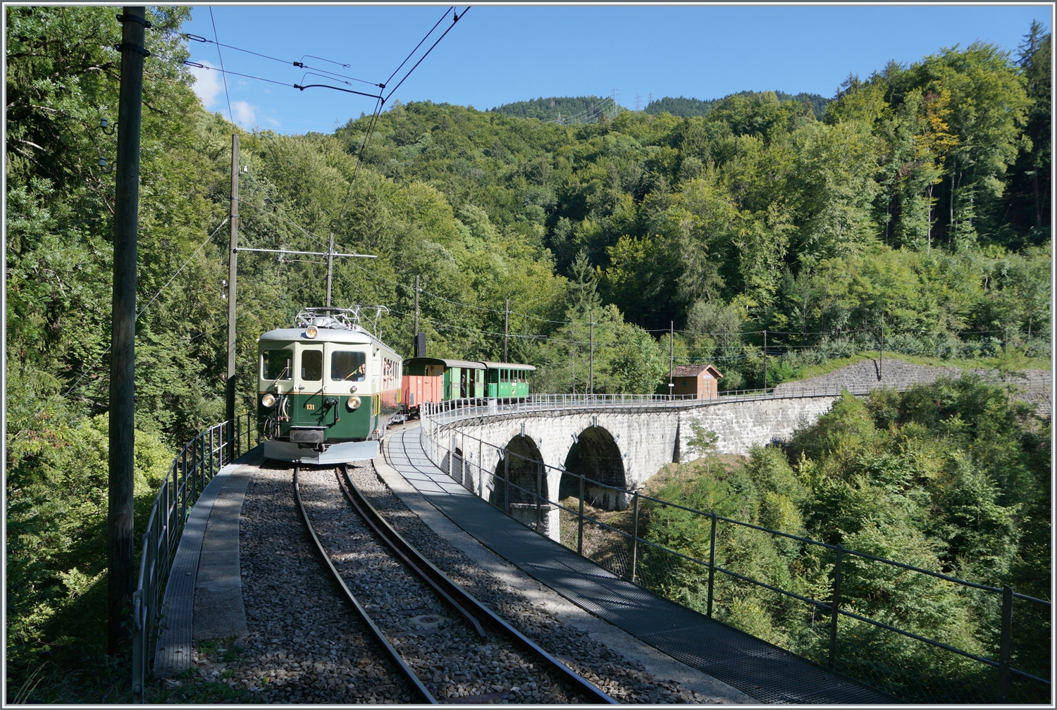  Il était une fois... les années 40 / Es war einmal: die 40er Jahre  - Eine Reise in die Vergangenheit, mit dem damals neuen GFM Ce 4/4 131 (Baujahr 1943 - heute GFM Historique) auf dem Weg nach Blonay auf dem Baye de Clares Viadukt. 

11. September 2022