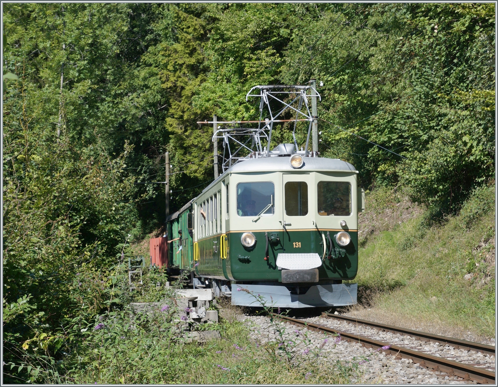  Il était une fois... les années 40 / Es war einmal: die 40er Jahre  - Eine Reise in die Vergangenheit, mit dem damals neuen GFM Ce 4/4 131 (Baujahr 1943 - heute GFM Historique) auf dem Weg nach Chamby bei Chaulin. 

11. September 2022