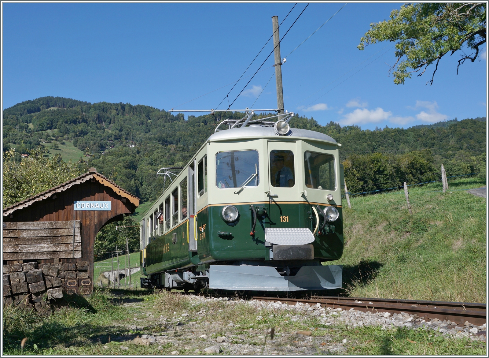  Il était une fois... les années 40 / Es war einmal: die 40er Jahre  - Eine Reise in die Vergangenheit mit dem damals neuen GFM Ce 4/4 131 (Baujahr 1943) und einer äussert interessanten  Rundreise : Chaulin - Cornaux - Chamby - Chaulin. 

Das Bild zeigt den Ce 4/4 131 von GFM Historique beim Wenden in Cornaux.

10. Sept. 2022