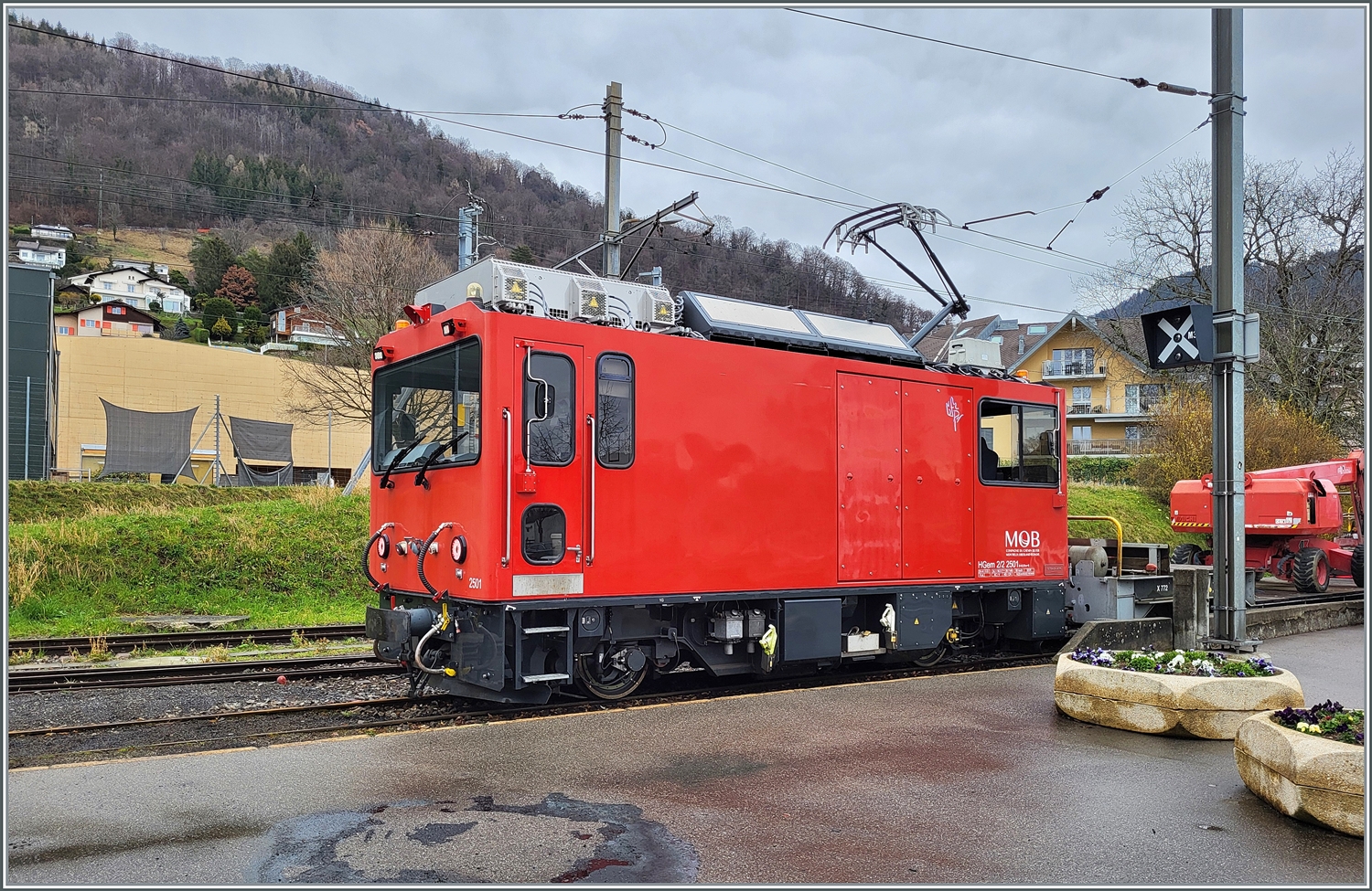 Im Bahnhof von Blonay ist das Betanken der MOB HGem 2/23 2501 nun abgeschlossen. 


1. März 2024