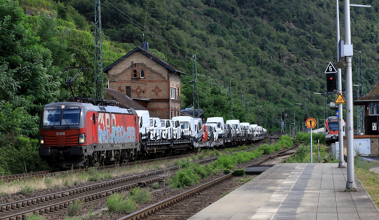 Im Gegensatz zu den anderen Mimimi Seiten gibt es hier auch mal nen beschmierten Vectron....ÖBB 1293 072 mit Ford Transport. Kaub 08.08.2024