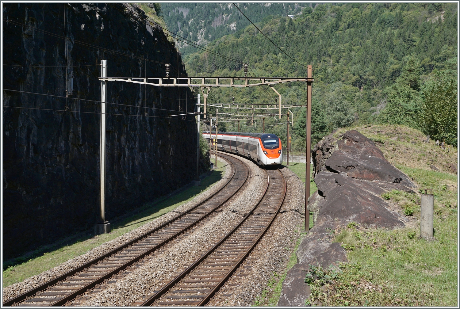 Im Juli 2016 fand ich eine Fotostelle nördlich von Faido, etwas oberhalb des Broscerinatunnel mit Blick auf die 103 Meter lange Polmengobrücke. Als ich die Fotostelle dieses Jahr erneut aufsuchte, ging ich einen Schritt weiter, genauer gesagt, bis zu einem verlassen  Wärterhaus  kurz vor dem oberen Portal des 1567 Meter langen Pratotunnel, der als 360 ° Kreiskehrtunnel gut 40 Meter Höhenunterschied überwindet. Das Bild zeigt den IC 10667 der von Basel SBB nach Lugano unterwegs ist und unmittelbar hinter meinem Rücken den Prato Kreiskehrtunnel erreiche wird. Die beiden SBB Giruno RABe 501 konnte ich gut zwei Minuten später auf der Polmengobrücke erneut fotografieren. Gerade solche Erlebnisse machen den Reiz der Gotthardbahn aus.

4. September 2023