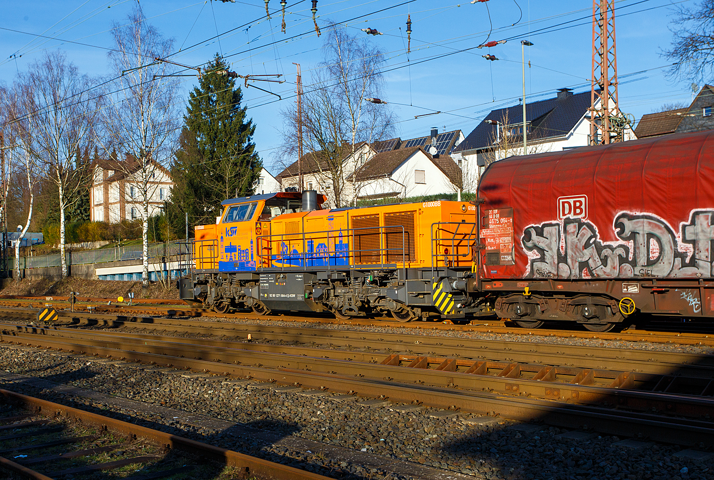 Im neuen Outfit mit Werbung für den Kreis Siegen-Wittgenstein, rangiert die KSW 44 (92 80 1271 004-4 D-KSW) eine MaK G 1000 BB der KSW (Kreisbahn Siegen-Wittgenstein) am 9 Januar 2024 einen Coilzug in Kreuztal.

Nun ist das nächste Opfer von Einsparungen der (deutschen) Ampelregierung gefunden. Die Ampel plant nun Millionen-Kürzungen auch im Güterverkehr, bei den privaten Güterbahn. Nicht nur bei den Bauern sind Einsparungen geplant, sondern auch in anderen Branchen. Die Bundesregierung will im Güterverkehr ebenfalls Subventionen streichen. Verbandsvertreter zeigen sich entsetzt, eigentlich müsste es angesichts des Klimawandels ja mehr Geld geben.

Die Bundesregierung will die Hilfen für die angeschlagenen Güterbahnen kürzen. So soll die Unterstützung bei den Gebühren für die Gleisnutzung praktisch halbiert werden, wie aus der Vorlage des Finanzministeriums für den Haushaltsausschuss hervorgeht. Statt 350 Millionen Euro wie in vergangenen Jahren soll es 2024 dafür nur noch 180 Millionen Euro geben.

Die Unterstützung beim Anlagenbau für die Güterbahnen soll nur noch 20 Millionen statt 85 Millionen Euro umfassen. Auch die Förderung des Gleisbaus der Bundesländer wird um zwei Drittel auf nur noch 27 Millionen Euro gekappt. Auch hier hätte in erster Linie der Güterverkehr profitiert. Vom Programm  Zukunft des Schienengüterverkehrs  bleiben von über 40 Millionen Euro nur noch 26 Millionen. Insgesamt würden so rund 300 Millionen Euro gestrichen, wenn die Haushälter der Ampel-Koalition zustimmen.

Einsparungen würde Güterbranche hart treffen, inwieweit hiervon die KSW auch betroffen ist, kann ich noch nicht sagen.

Die Einsparungen im Zuge der Ampel-Sparbeschlüsse würden die ohnehin angeschlagene Güterbranche hart treffen. Eigentlich sollte sie als klimafreundliche Alternative zum Lkw gefördert werden und zugleich die Überlastung der Straßen bremsen. DB Cargo, die Güterbahn der Deutschen Bahn, fährt seit Jahren hohe Verluste ein, die der Staat regelmäßig ausgleicht.

Quelle: NTV und Handelsblatt
