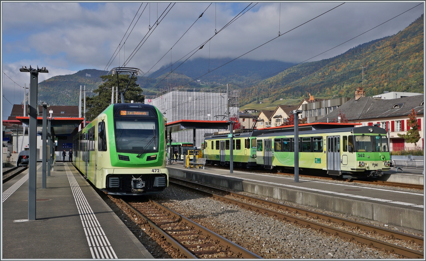In Aigel stehen der TPC ASD ABe 4/8 472, soeben aus Les Diablerets angekommen, und im Hintergrund Fahrzeuge der A-L. 

13. Oktober 2025