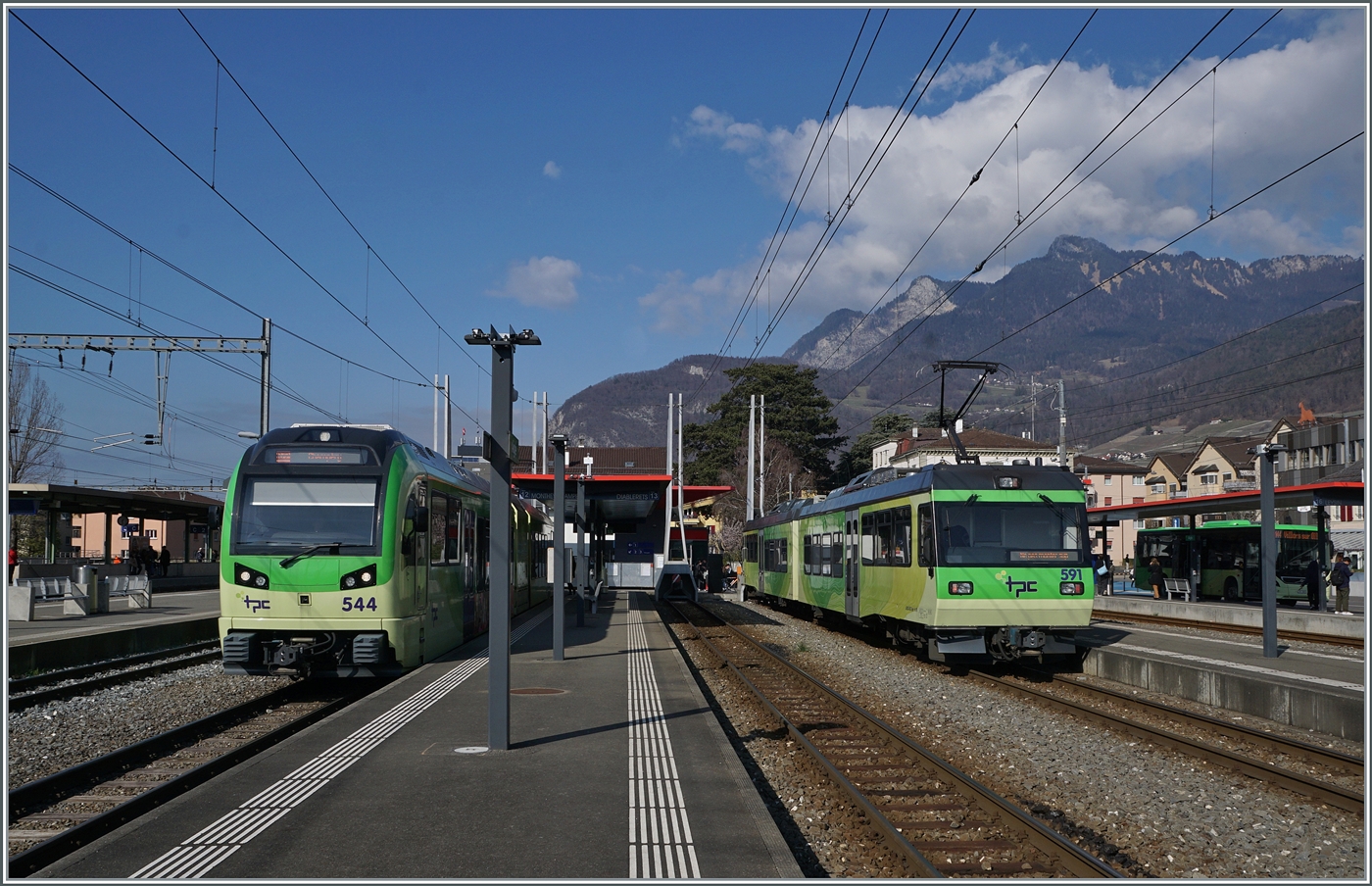 In Aigle stehen der TPC Beh 2/6 544 bereit zur Abfahrt nach Chambpéry und der TPC Beh 4/8 591, der erst in einer knappen Stunde in Richtung Les Diablerets abfahren wird. 

17. Feb. 2024