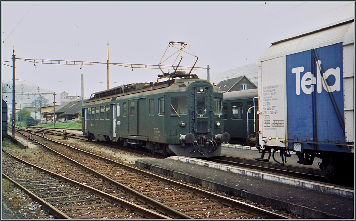 In Balsthal ist der OeBB BDe 4/4 641 im Güterverkehr mit dem Manöver beschäftig, wobei unter an dem der angeschnitten Tela Wagen 23 85 231 1 700-6 zur Güterlast gehört. 
Von den SBB für den Bummelzug* Verkehr auf Nebenlinien beschafft, wurden die BDe 4/4 in den 90ern von NPZ RBDe 560 verdrängt. Die OeBB ergriff die Gelegenheit und nutzte dann einige Jahre die BDe 4/4 im Personen- und Güterverkehr. 

* Bummelzug - heute modern CH:->  S-Bahn , D:->  Regionalbahn   

Analogbild vom Mai 2001