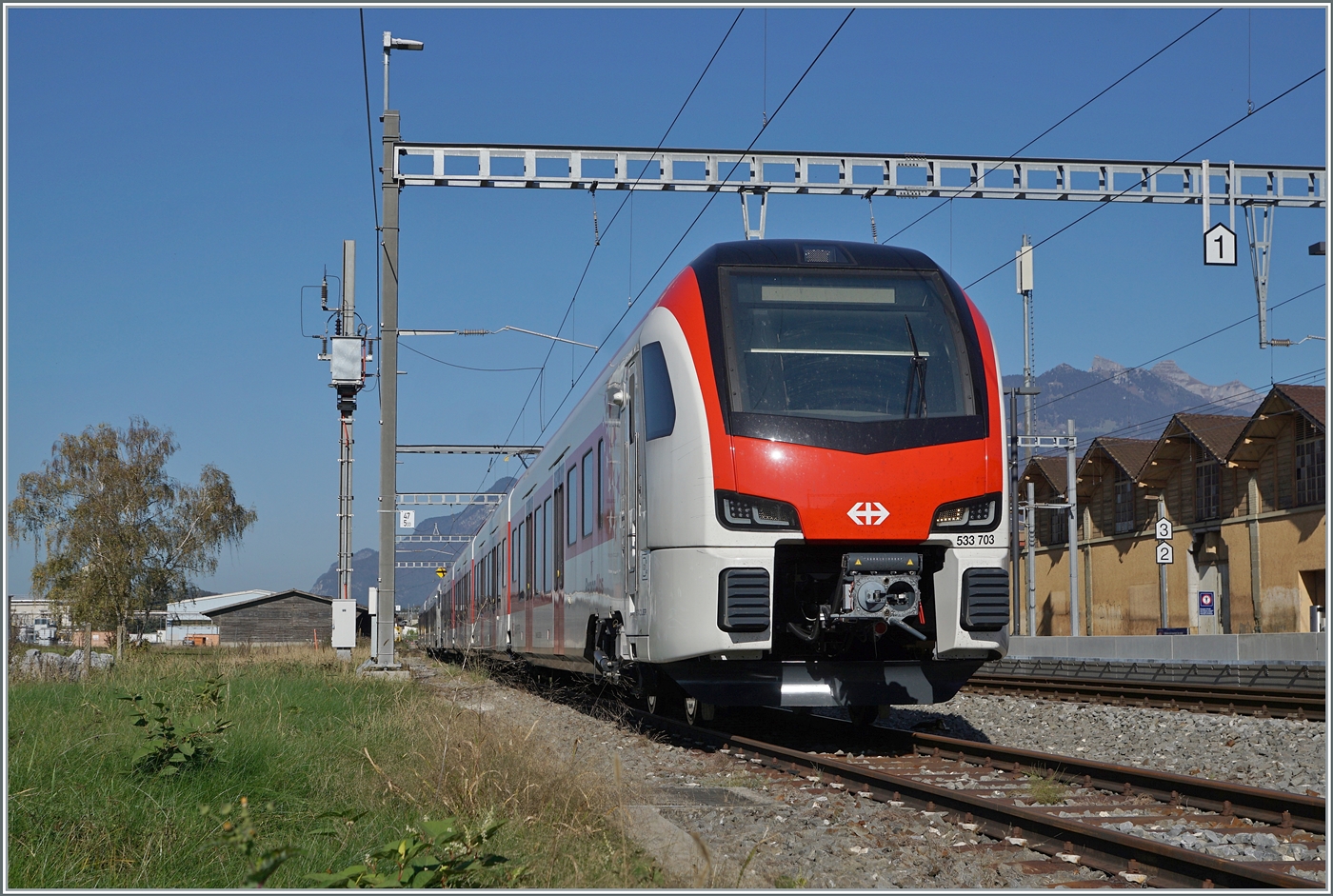In Bex steht der neue RegionAlps RABe 533 703. Dahinter der SBB RABe 531 002. Interessanterweise ist, dass der  RegionAlpes Triebzug trotz unterschiedlicher Farbgebung, einer anderen Einteilung der 1. Klasse und einer anderen Baureihen Bezeichnung ein SBB Triebzug ist, so jedenfalls verkündet dies die UIC Nummer: RABe 94 85 0 533 703-0 CH-SBB.

30. Oktober 2024