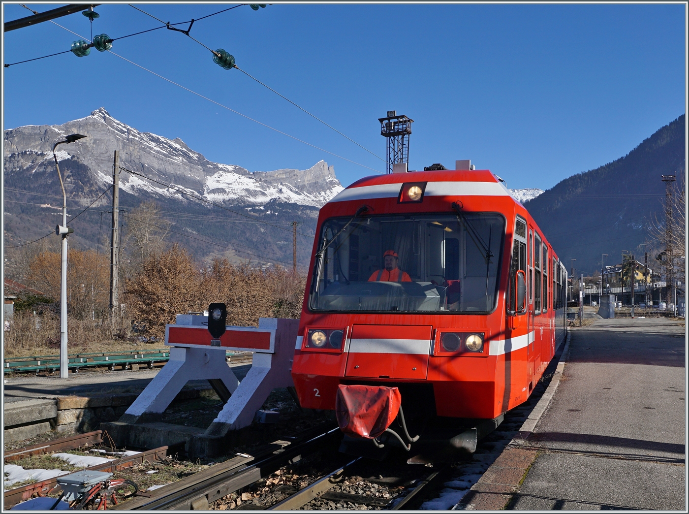 In Saint Germain-Les-Bains-le-Fayet wird der SNCF Z 800 803/804 als TER nach Vallorcine bereitgestellt und fährt nun an den Bahnsteig.

14. Februar 2023 