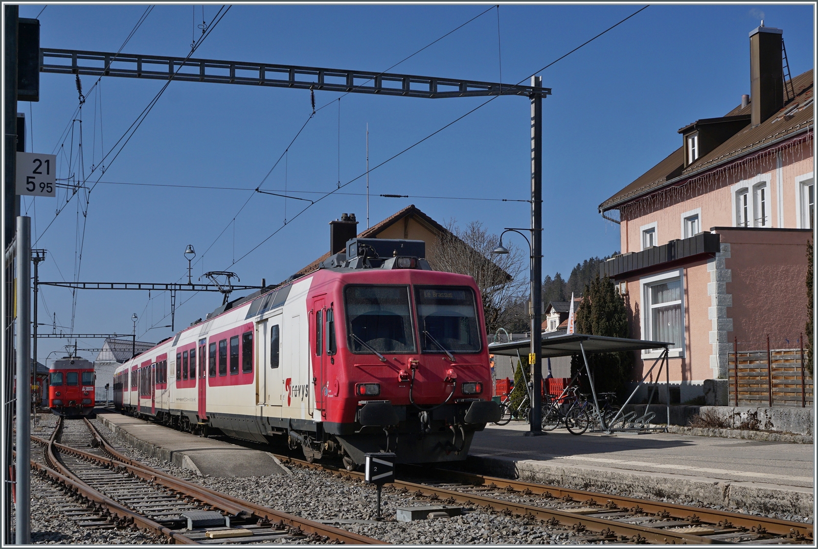 In Sentier Orient begegnet der TRAVYS RBDe 560 384-0 (RBDe 560 DO TR 94 85 7560 384-0 CH-TVYS)  Lac de Brenet  dem hier für einige Stunden abgestellten  Schülerzug  bestehend aus TRAVYS RBDe 567 174 (94 85 7567 174-8)  Fleurier , dem B 536 (B 50 85 2035 536-5 CH-TVYS) und dem ABt 375 (ABt 50 85 80 33 325-7), der infolge des in Le Brassus angekommen Güterzuges keinen Platz mehr fand. 

24. März 2022