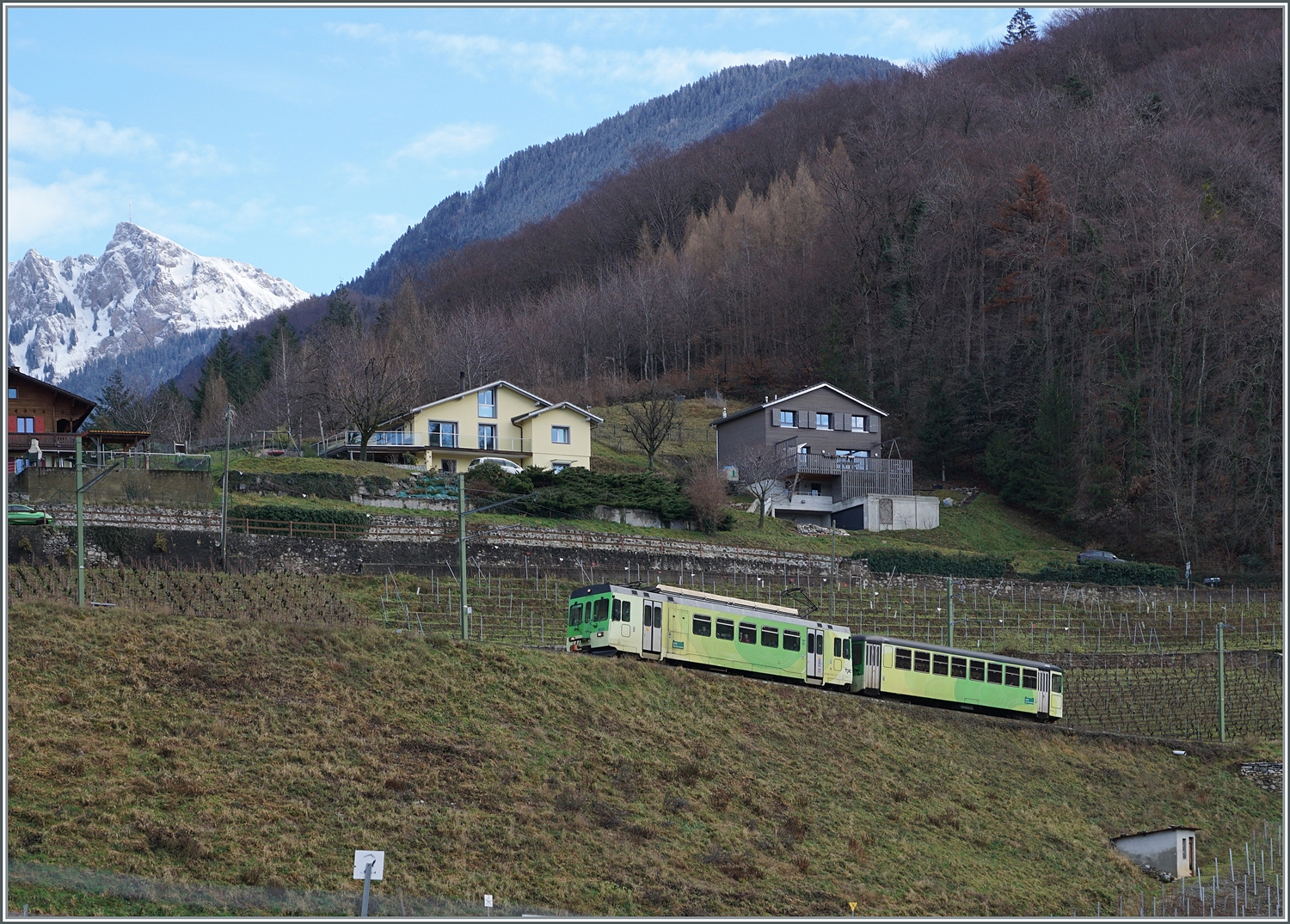 In den Weinbergen von Aigle ist der TPC BDe 4/4 402 mit seine Bt (ex BLT) als R71 auf der Fahrt von Aigle nach Les Diablerets.

4. Jan. 2024