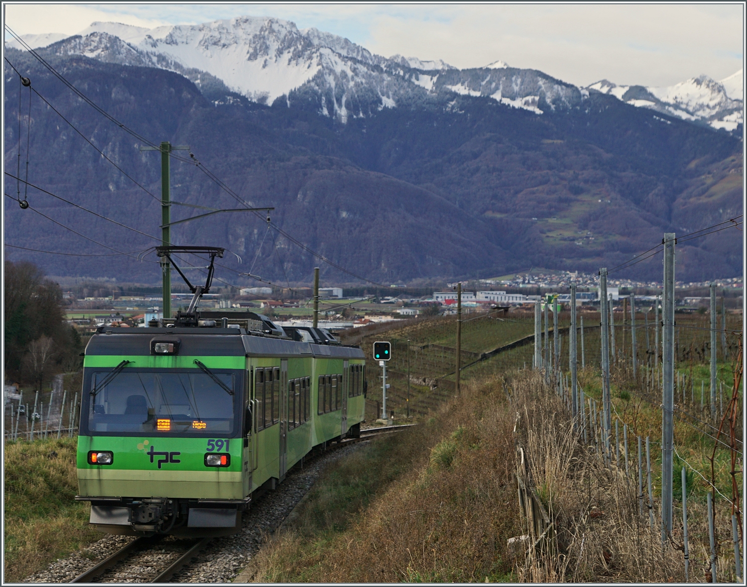 In den Weinbergen von Aigle ist der TPC Beh 4/8 591 als R71 431 auf der Fahrt von Les Diablerets nach Aigle.

4. Jan. 2024