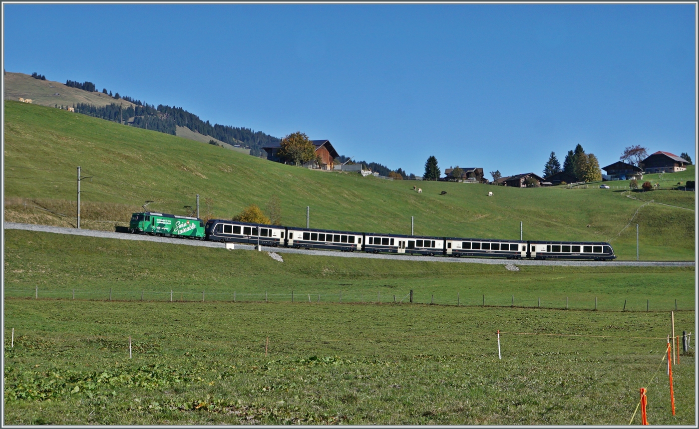 In weiten Kurven gewinnt das Trasse der MOB zwischen Gstaad und Schönried die nötige Höhe. Im Bild der GoldenPass Express (GPX) PE 4068 von Montreux nach Interlaken Ost mit der Ge 4/4 8004  Swisstainable  an der Spitze, die in Zweisimmen durch eine BLS Re 465 abgelöst werden wird.

13. Okt. 2025