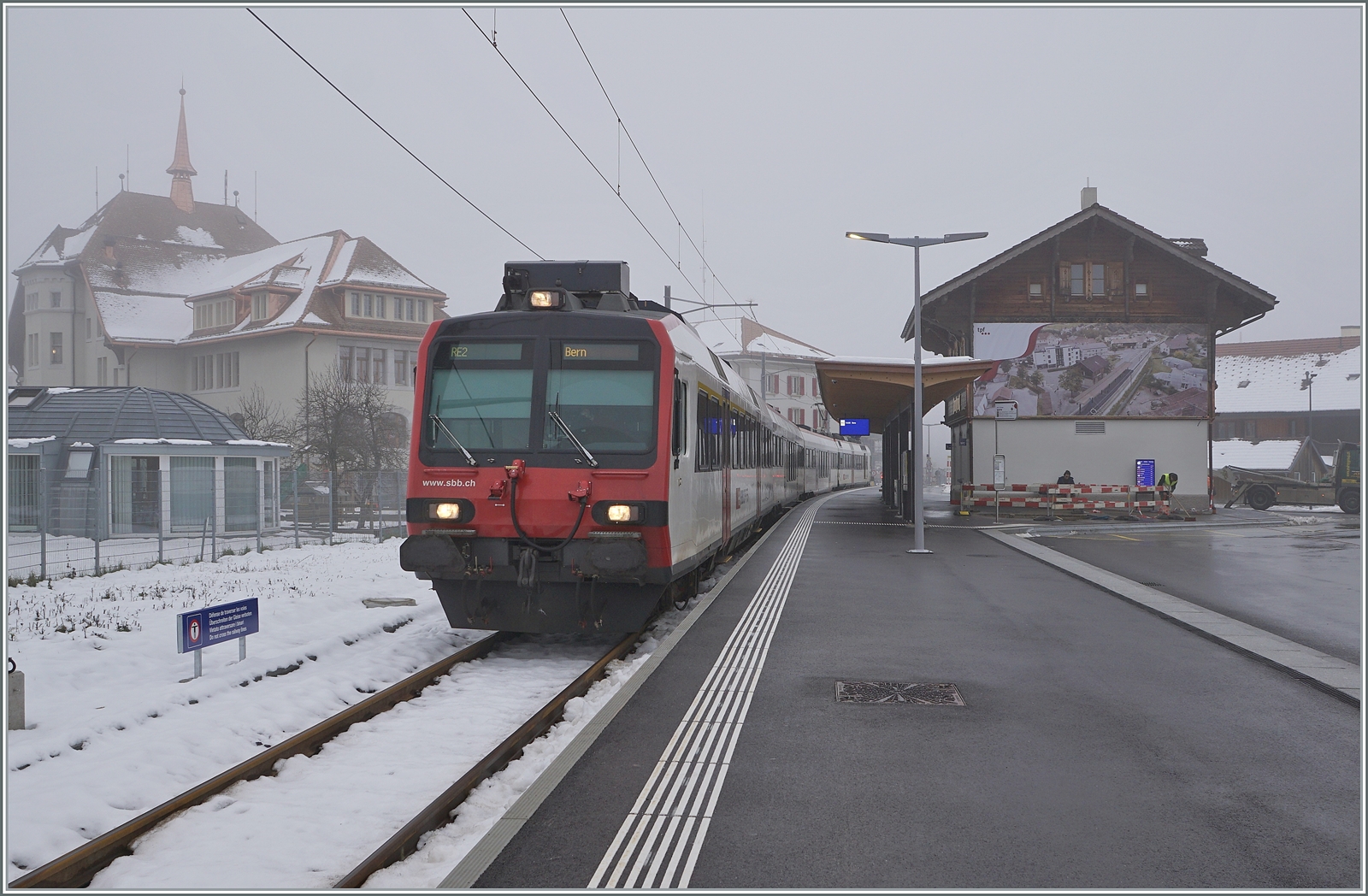 In der Zugausgangsstation Broc Village wartet ein SBB Domino auf die Abfahrt nach Bern. 

15. Dezember 2022 