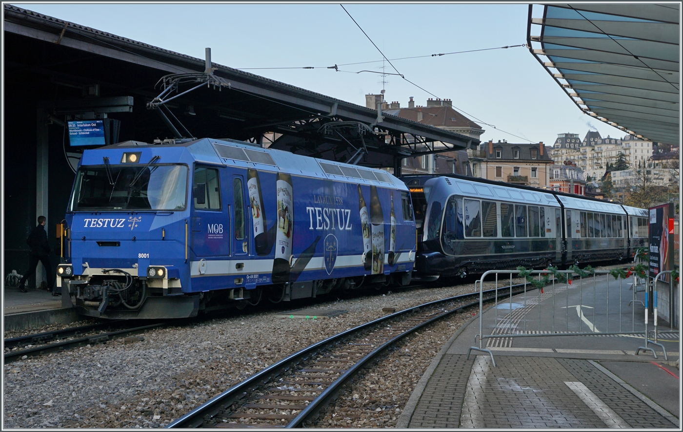 Interlaken Ost steht Links oben im Bild als Bestimmungsstation auf dem Bildschirm und somit ist der GPX Goldenpass Express als Direktverbindung von Montreux nach Interlaken Ost nach vielen Jahren endlich Wirklichkeit geworden. Den ersten GPX 4068 Montreux ab 9:35 wird die MOB Ge 4/4 8001 bis Zweisimmen befördern, wo dann eine BLS Lok den Zug bis Interlaken Ost übernehmen wird.

11. Dezember 2022