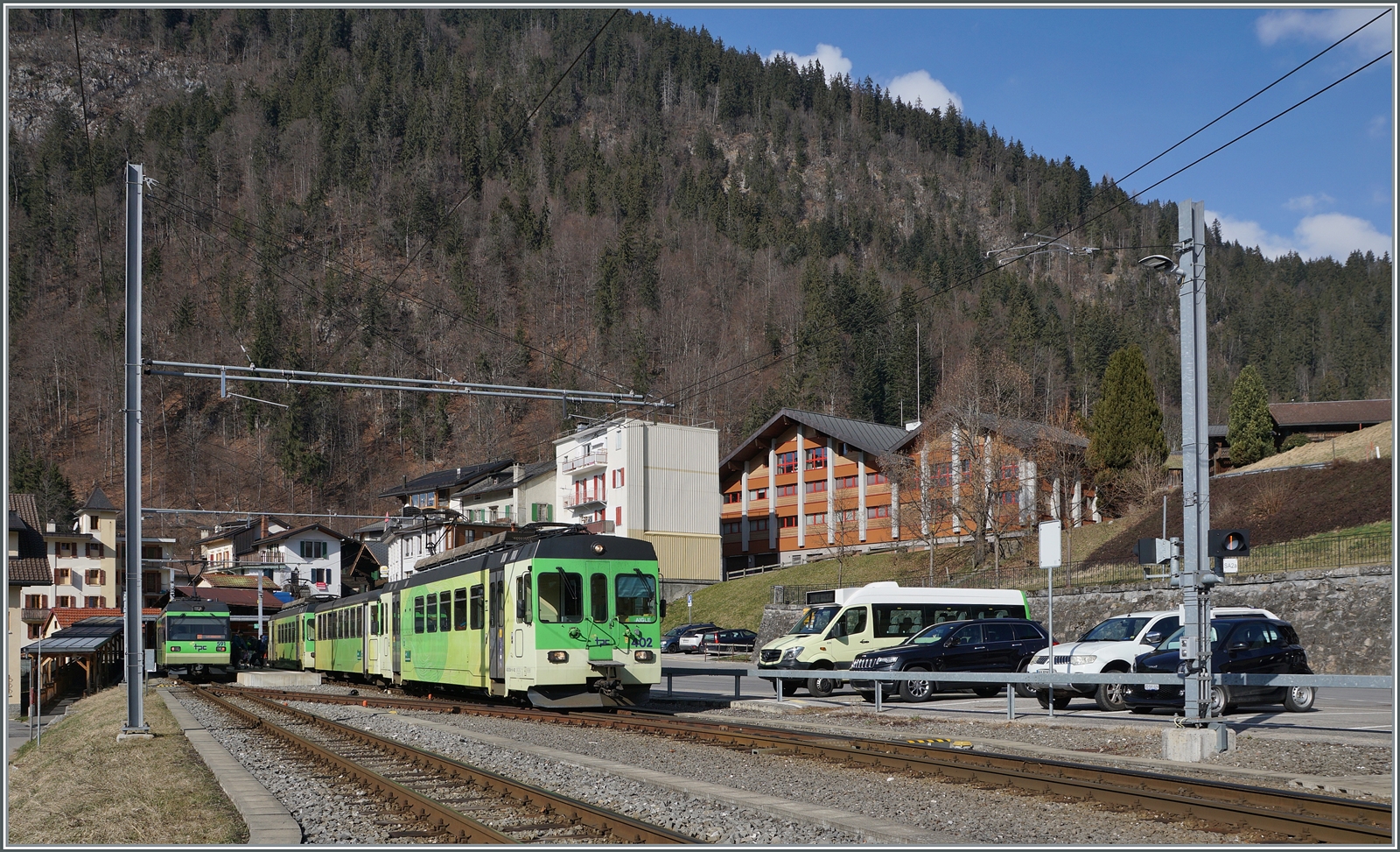 Kaum ist der Beh 4/8 in Le Sépey angekommen, verlässt der Regionalzug nach Aigle mit dem BDe 4/4 402 an der Spitze den kleinen Kopfbahnhof.

17. Feb. 2024