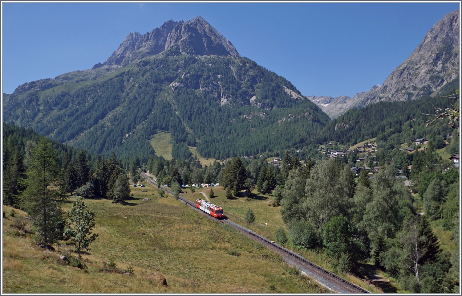 Kleine Bahn in grossartiger Landschaft: der TMR BDeh 4/8 21 ist als SNCF TER von St-Gervais nach Vallorcine unterwegs. Der Triebzug ist auf der Fahrt zwischen Le Buet und Vallorcine. 1. August 2022