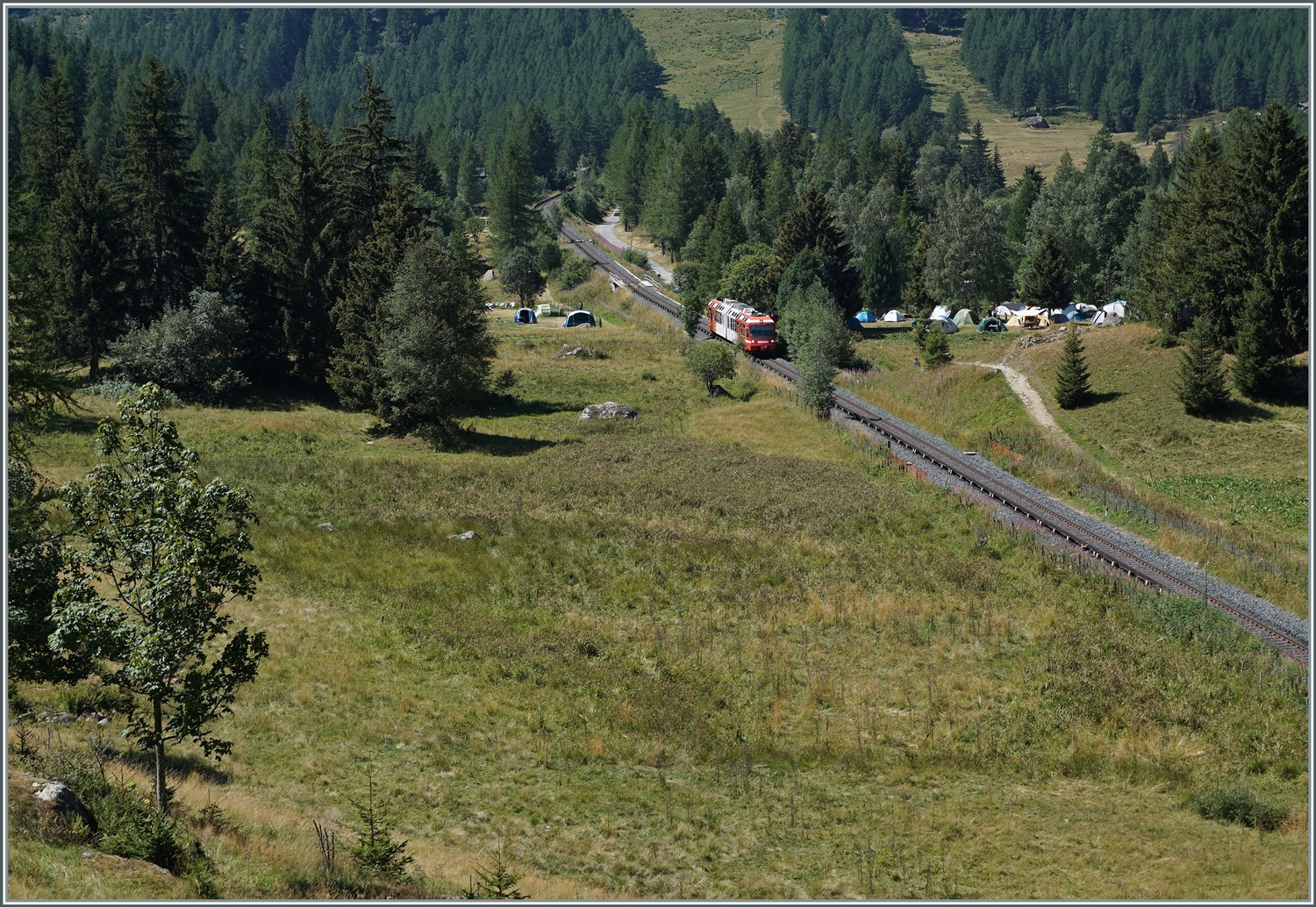 Kleine Bahn in grossartiger Landschaft: der TMR BDeh 4/8 21 ist als SNCF TER von St-Gervais nach Vallorcine unterwegs. Der Triebzug ist auf der Fahrt zwischen Le Buet und Vallorcine. 1. August 2022