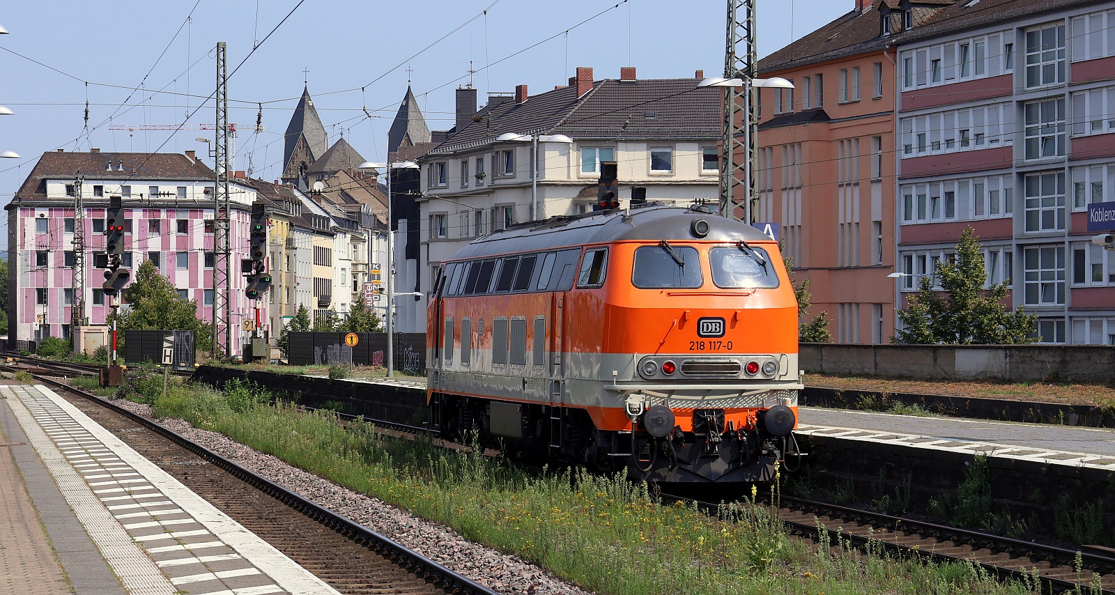 Kübler 218 117-0 dieselt hier durch den Koblenzer Hbf. 12.08.2025
