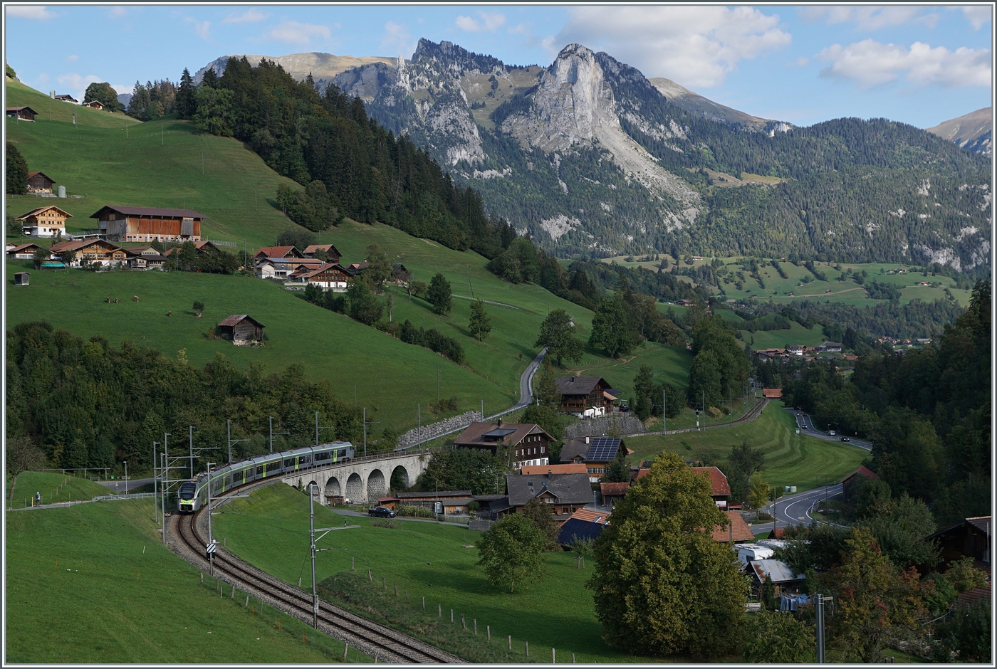 Kurz darauf ist der BLS MIKA RABe 528 110 erneut in Garstatt zu sehen, diesmal auf der Rckfahrt nach Bern. 

29. Sept. 2023