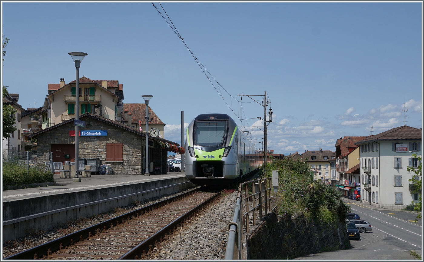 Kurz darauf ist der von der RegionAlps gemietet BLS RABe 528 105  MIKA  in St-Gingolph zu sehen, der Endstation. Hier wendet der Zug, wo er einen recht langen Aufenthalt von eine guten dreiviertel Stunde hat. 

24. Juli 2024