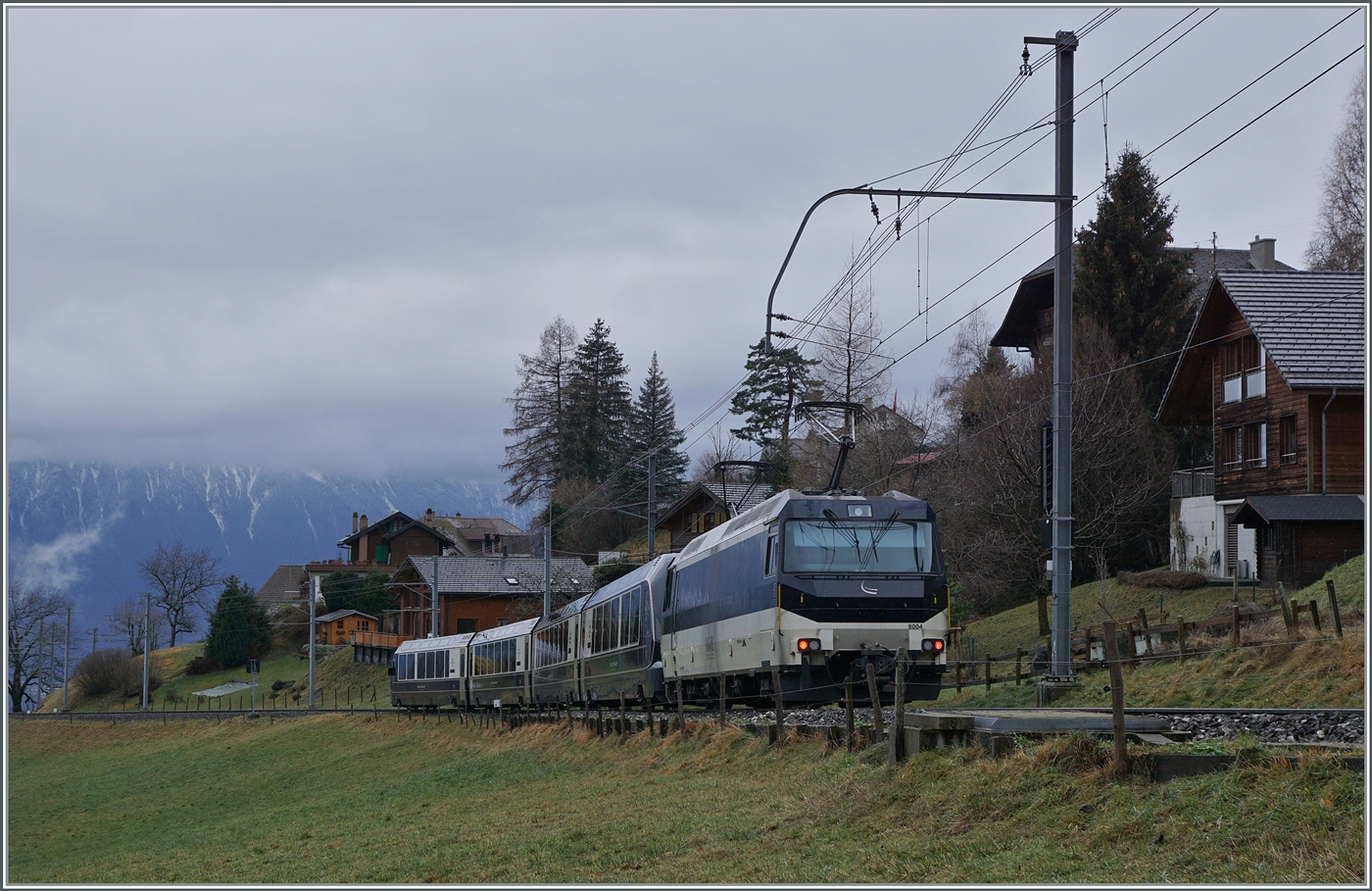 Kurz nach Les Avants ist die MOB Ge 4/4 8004 mit dem MOB/BLS GoldenPass Express GPX 4064 von Interlaken Ost nach Montreux unterwegs. 

6. Jan. 2024