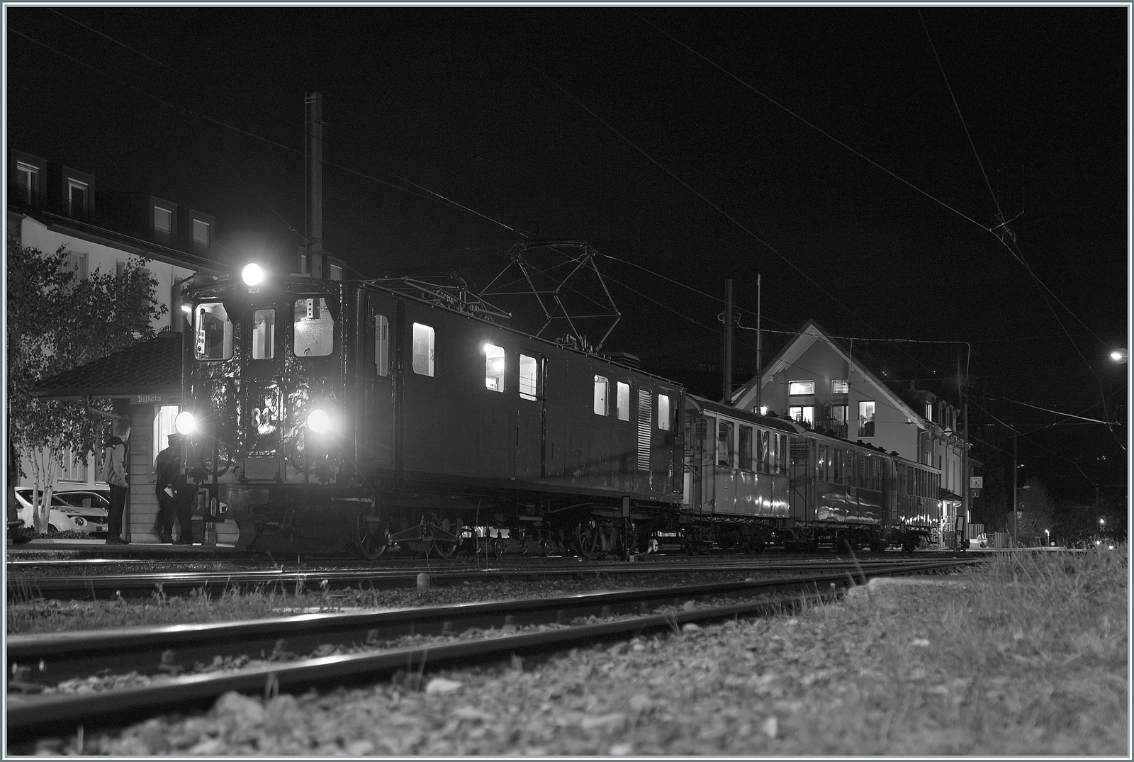  La DER de la Saison!  (Saisonabschlussfeier der Blonay-Chamby Bahn 2022): die Bernina Bahn Ge 4/4 81 mit dem allerletzten Zug der Saison wartet in Blonay auf die Abfahrt. 

30. Okt. 2022