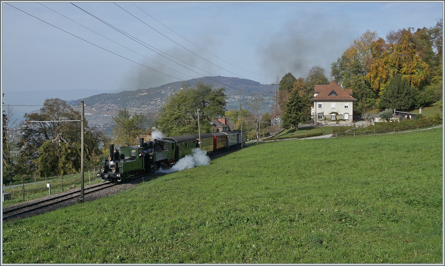 La DER de la Saison! (Saisonabschlussfeier der Blonay-Chamby Bahn 2022) -Die G 3/3 N° und die G 2x 2/2 105 dampfen mit einem Zug vn Blonay nach Chamby bei Chaulin vorbei.

29. Okt. 2022
