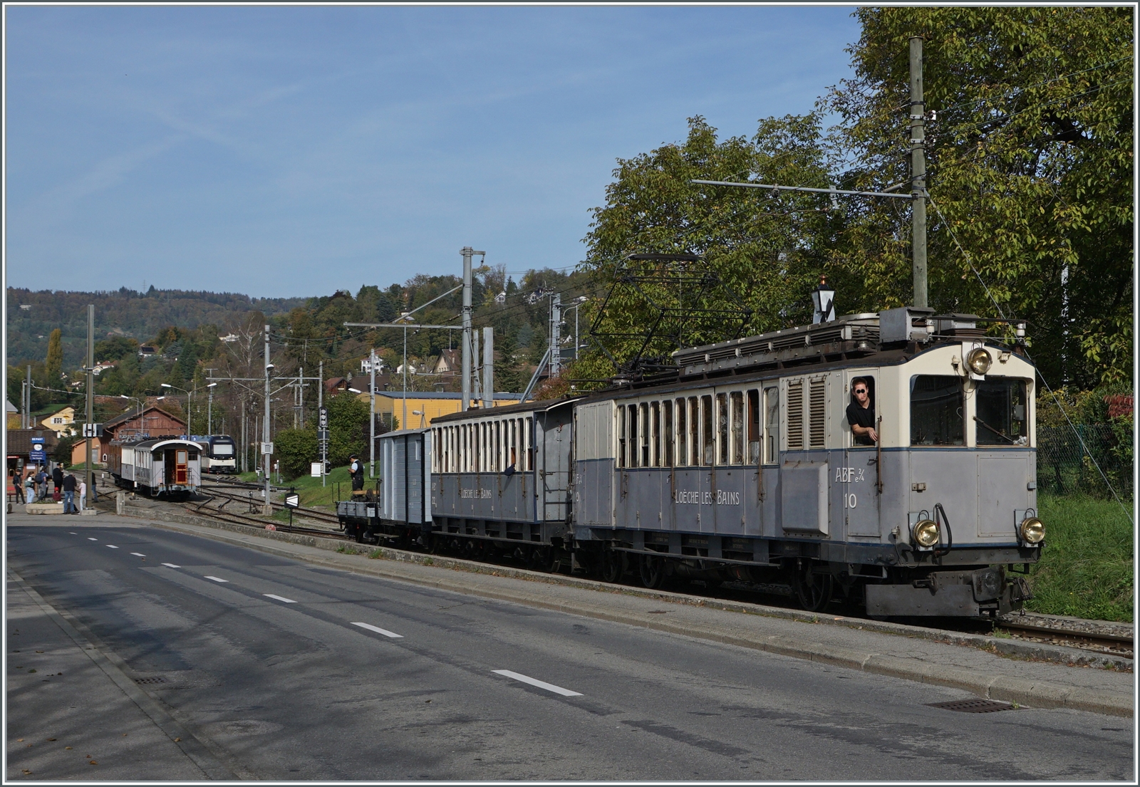  La DER de la Saison!  (Saisonabschlussfeier der Blonay-Chamby Bahn 2022) Der als LLB ABFe 2/4 N° 10 angeschriebene BCFeh 4/4 der Blonay-Chamby Bahn verlässt mit einer stilreinen LLB Garnitur Blonay in Richtung Chaulin. Es handelt sich um folgende Wagen: LLB Abteilwagen AB4 N° 22 (1915), der gedeckte LLB Güterwagen K 41 (1915) und den LLB Flachwagen K 60 (1915).

29. Oktober 2022