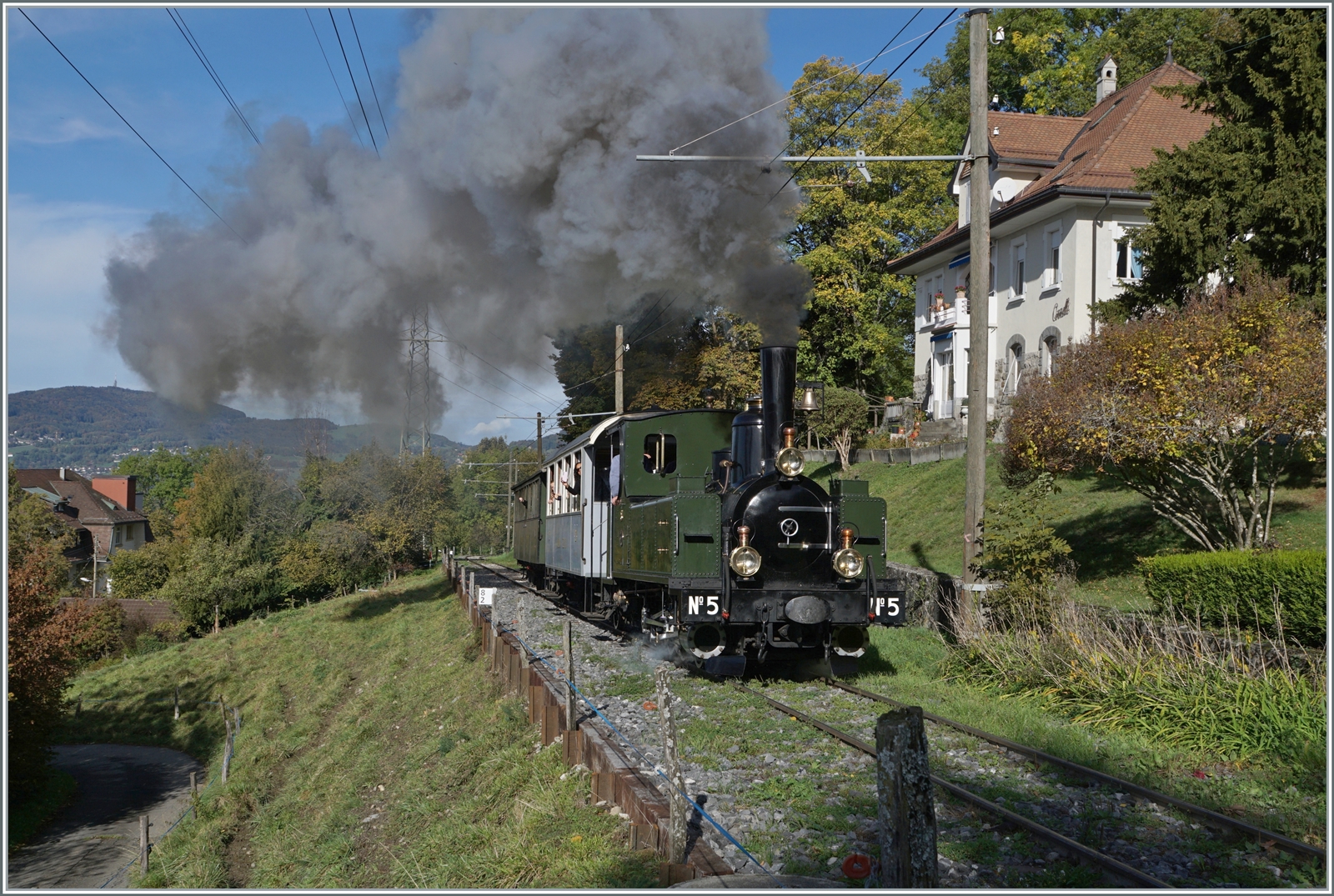  La DER de la Saison  - Die kleine Dampflok raucht wie eine grosse; was den Fotografen freut freut nicht unbedingt die Anwohner... Die G 3/3 N° 5 ist bei Chaulin auf dem Weg nach Chamby.

28. Oktober 2023