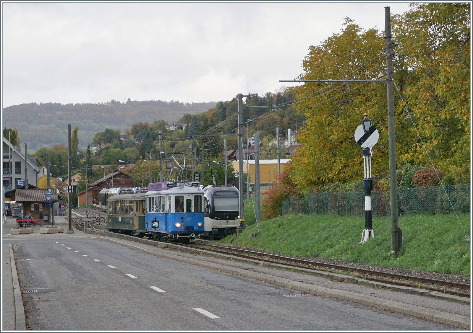  La DER de la Saison 2023 Bis!  Familien ins Museum eine regionale Aktion welche Familien Gelegenheit gibt die örtlichen Musen zu besuchen und da gehört die Blonay-Chamby Museumsbahn natürlich auch dazu, folglich öffnete das Museum in Chaulin am Sonntag den 5. November seine Türen und setzte für die Anreise einige Züge ab Blonay ein. Im Bild der Ce 2/3 28 der TL mit Beiwagen der TPG beim Verlassen von Blonay. Das  Ausfahrtsignal  wird bei diesem Betriebsmodus NICHT bedient.

5. November 2023