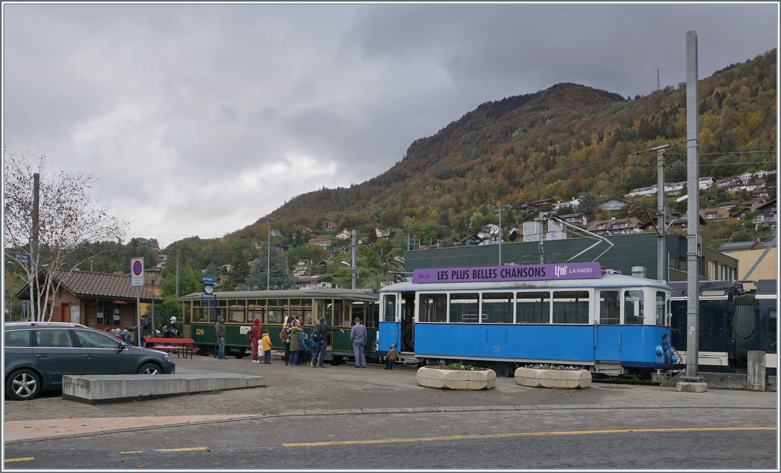  La DER de la Saison 2023 Bis!  Familien ins Museum eine regionale Aktion welche Familien Gelegenheit gibt die örtlichen Musen zu besuchen und da gehört die Blonay-Chamby Museumsbahn natürlich auch dazu, folglich öffnete das Museum in Chaulin am Sonntag den 5. November seine Türen und setzte für die Anreise einige Züge ab Blonay ein. Im Bild der Ce 2/3 28 der TL mit dem Beiwagen der Genfer TPG in Blonay. Wie man sieht findet das Angebot doch guten Zustrom.

5. November 2023