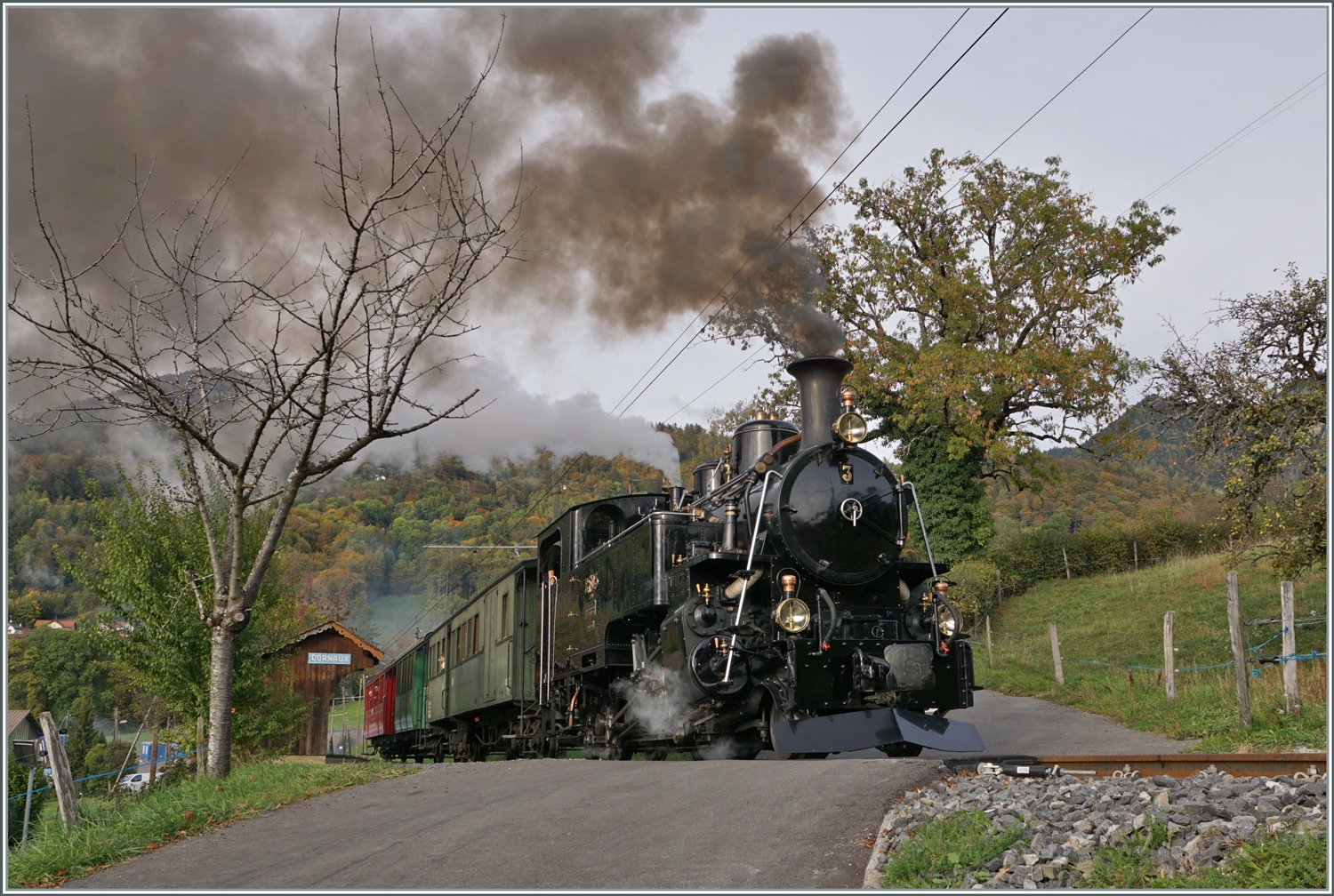  La DER de la Saison 2023  - Die neue, teure, aber wenig effiziente Kohle dürfte wohl nur den Fotografen eine gewisse Freude bereiten... Die strake Steigung von Vers-Chez-Robert nach Chamby verlangt von der BFD HG 3/4 N° 3 der B-C die ganze Kraft. Das Bild zeigt den Zug bei der Haltestelle Cornaux. 

29. Oktober 2023