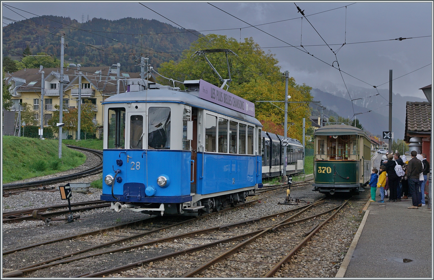  La DER de la Saison 2023 bis!  - Familien ins Museum - eine regionale Aktion, welche Familien Gelegenheit gibt, die örtlichen Musen zu besuchen und da gehört die Blonay-Chamby Museumsbahn natürlich auch dazu, folglich öffnete das Museum in Chaulin am Sonntag den 5. November 2023 seine Türen und setzte für die Anreise einige Züge ab Blonay ein. Im Bild der Ce 2/3 28 der TL nach der Ankunft in Blonay beim Umfahren seines Beiwages.

5. November 2023