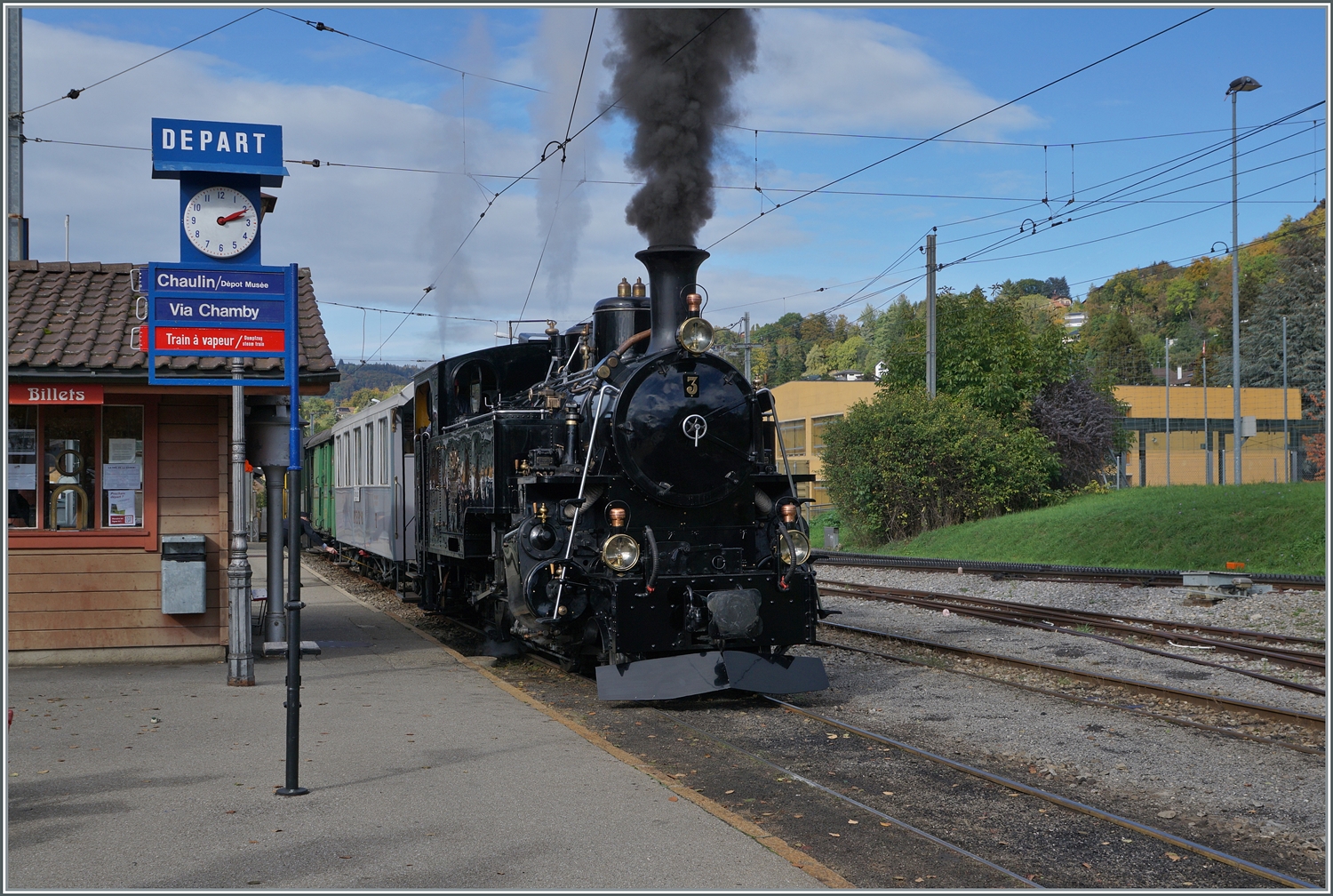  La DER de la Saison 2023  - Die BFD HG 3/4 N° 3 wartet heftig rauchend in Blonay auf die Abfahrt nach Chamby. 

28. Okt. 2023