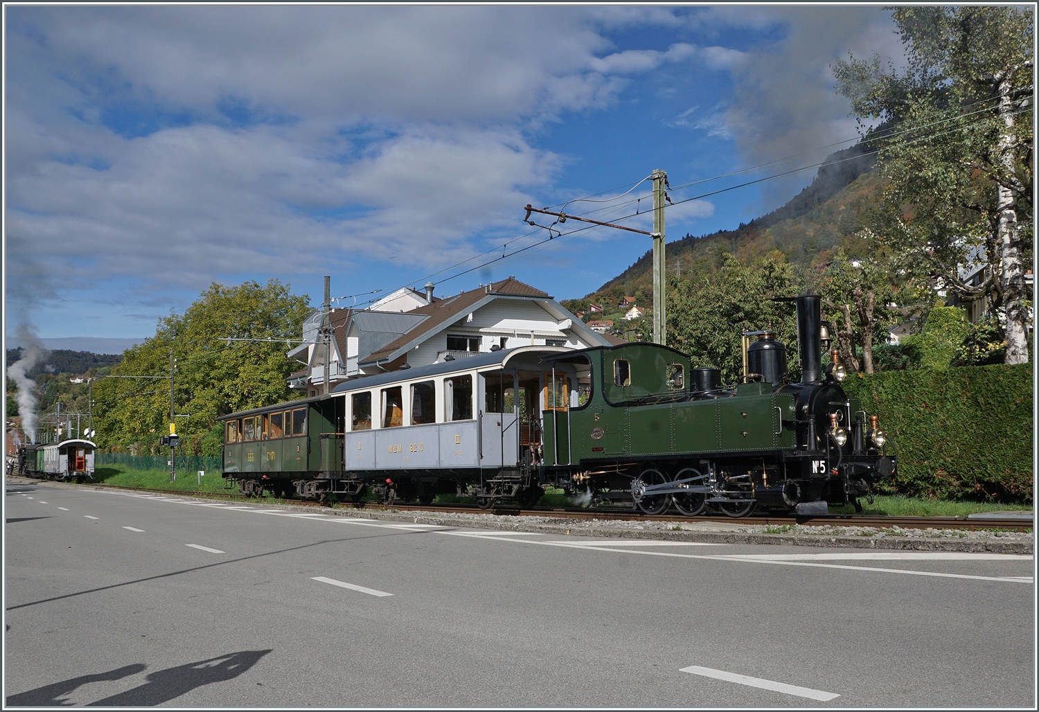  La DER de la Saison 2023  - Damit im Bahnhof von Blonay genug Platz für ein komplexes Manöver frei ist, zog die LEB G 3/3 N° 5 der Blonay-Chamby Bahn mit ihrem Zug gleich bis kurz vor dem Bahnübergang vor und erlaubte so Bilder die sonst in dieser Ruhe nicht zu bekommen sind.

28. Okt. 2023