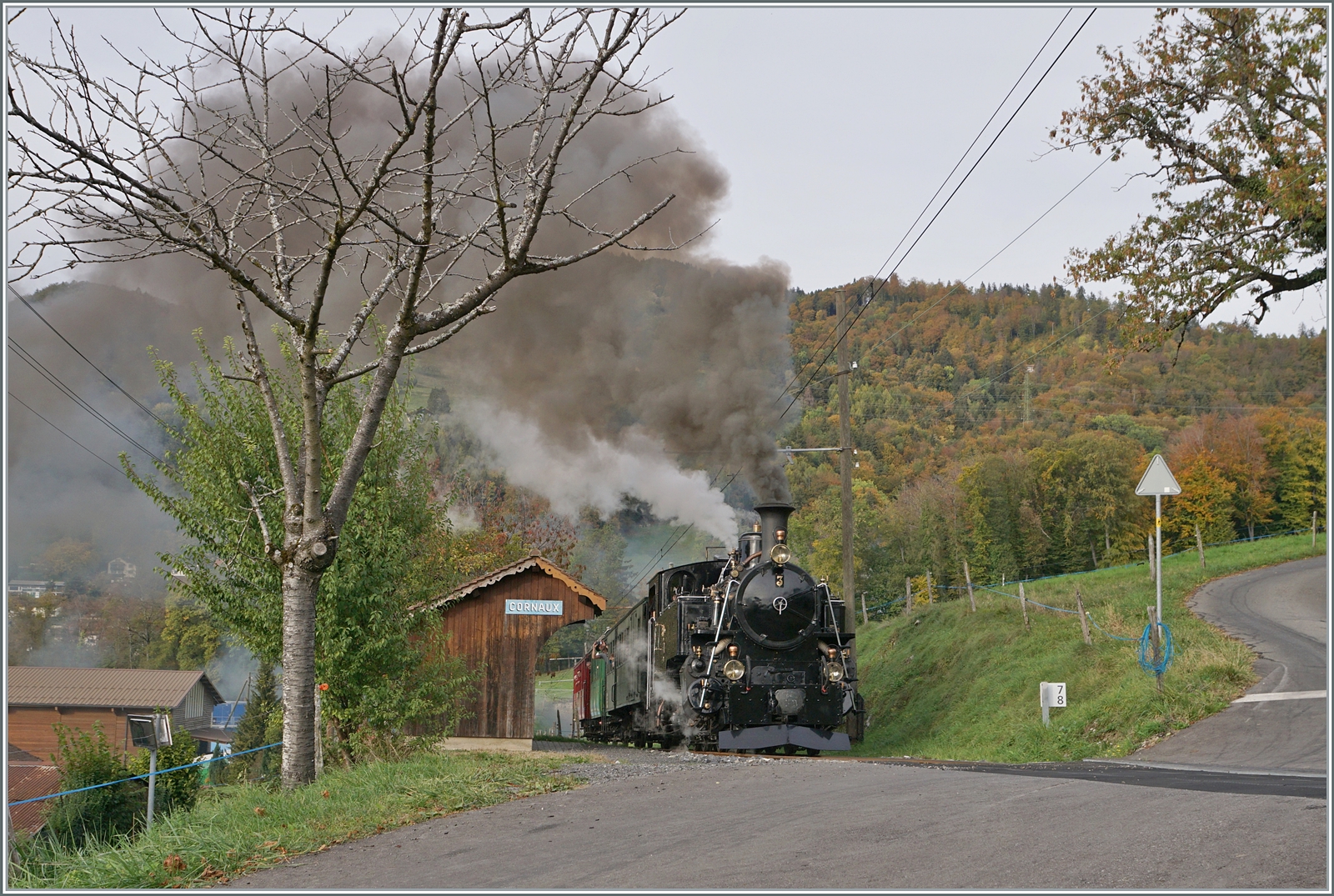  La DER de la Saison 2023  - Die neue, teure, aber wenig effiziente Kohle dürfte wohl nur den Fotografen eine gewisse Freude bereiten... Die strake Steigung von Vers-Chez-Robert nach Chamby verlangt von der BFD HG 3/4 N° 3 der B-C die ganze Kraft. Das Bild zeigt den Zug bei der Haltestelle Cornaux. 29. Oktober 2023