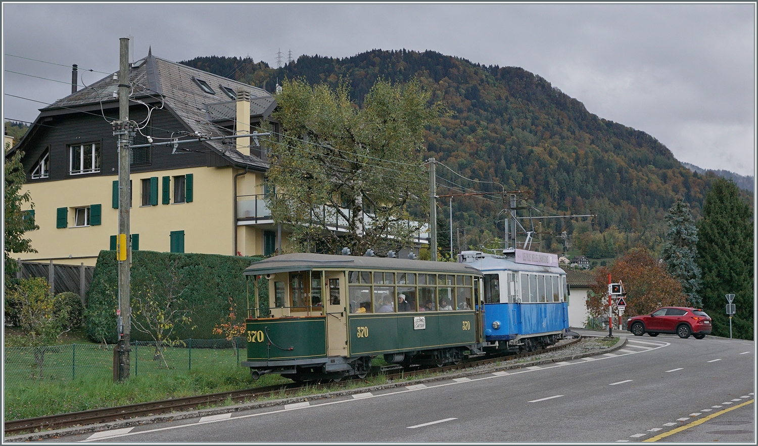  La DER de la Saison 2023 bis!  - Familien ins Museum - eine regionale Aktion, welche Familien Gelegenheit gibt die örtlichen Musen zu besuchen und da gehört die Blonay-Chamby Museumsbahn natürlich auch dazu, folglich öffnete das Museum in Chaulin am Sonntag den 5. November seine Türen und setzte für die Anreise einige Züge ab Blonay ein. Im Bild der Ce 2/3 28 der TL mit einem Beiwagen bei der Abfahrt in Blonay nach Chaulin.

5. November 2023