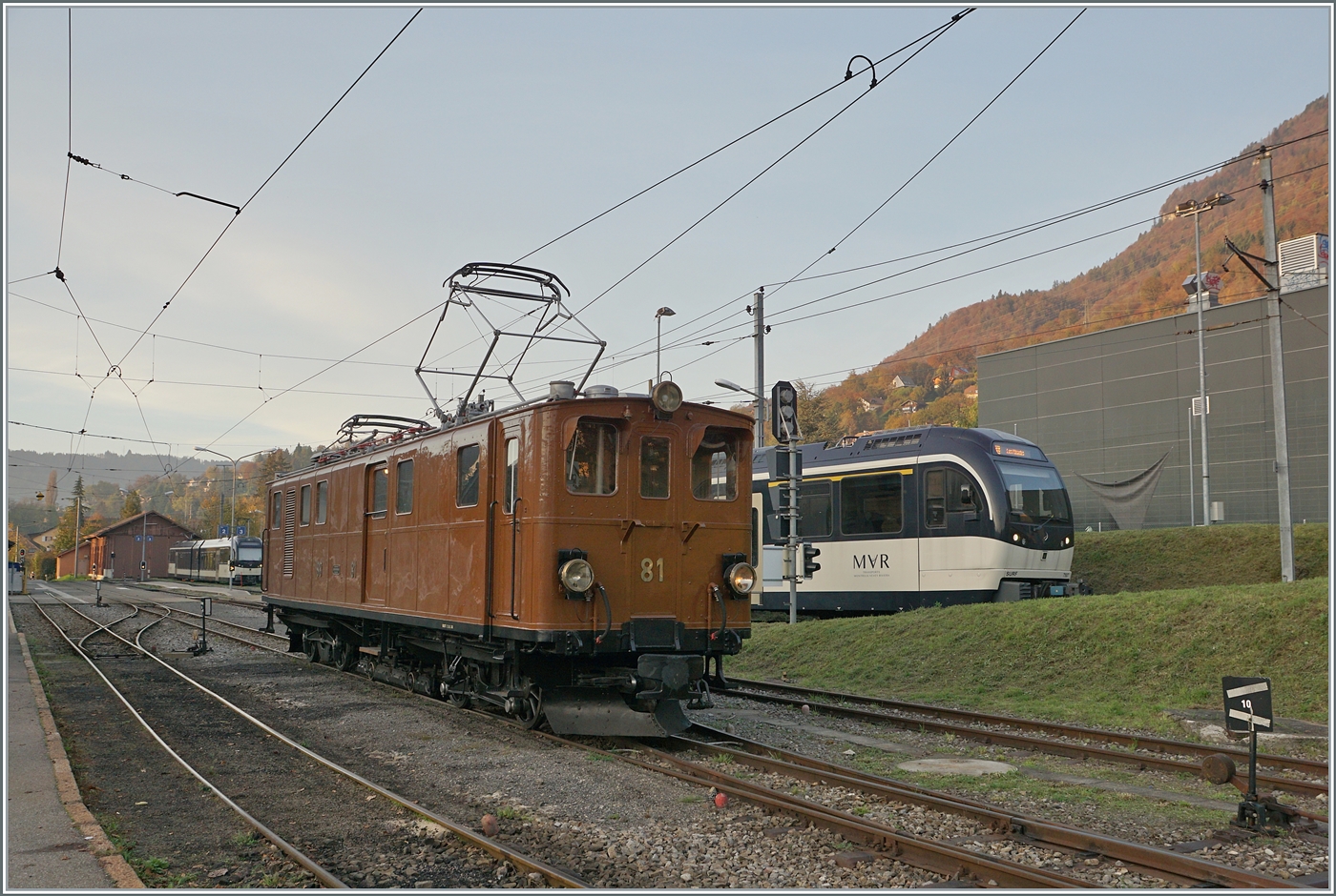 La DER de la Saison / Das Saison Ende der Blonay Chamby Bahn 2024 - Seit einigen Jahren zeigt die Blonay Chamby Bahn zu Saison Ende mit einem etwas verdichteten Fahrplan noch einmal ihrer herrlichen Fahrzeuge im Einsatz. Zum Abschluss des Tages gab es für meinen Geschmack des Höhepunkt des Saisonabschlussfeier: Die Bernina Bahn RhB Ge 4/4 N° 81; die herrliche Lok rangiert in Blonay.

27. Okt. 2024