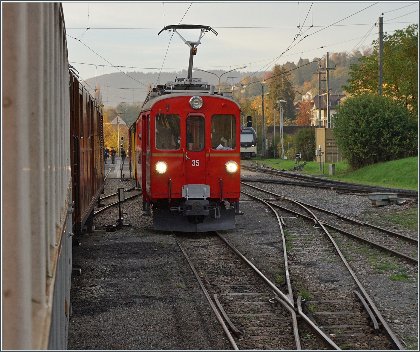 La DER de la Saison / Das Saison Ende der Blonay Chamby Bahn 2024 - Seit einigen Jahren zeigt die Blonay Chamby Bahn zu Saison Ende mit einem etwas verdichteten Fahrplan noch einmal ihrer herrlichen Fahrzeuge im Einsatz. Der RhB Bernina ABe 4/4 35 wartet in Blonay mit dem Riviera Belle Epoque auf den einfahrenden Gegenzug und die Abfahrt nach Chaulin.

27. Okt. 2024