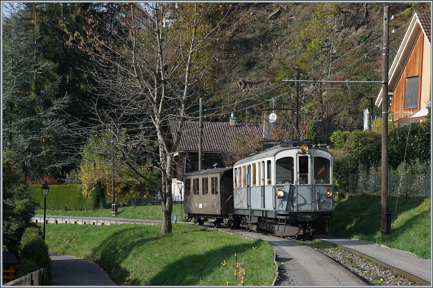 La DER de la Saison / Das Saison Ende der Blonay Chamby Bahn 2024 - Seit einigen Jahren zeigt die Blonay Chamby Bahn zu Saison Ende mit einem etwas verdichteten Fahrplan noch einmal ihrer herrlichen Fahrzeuge im Einsatz. 

Der MCM BCFeh 4/4 N° 11 ist mit dem BOB  Kaiserwagen  kurz nach Blonay auf der Fahrt nach Chaulin.

27. Okt. 2024