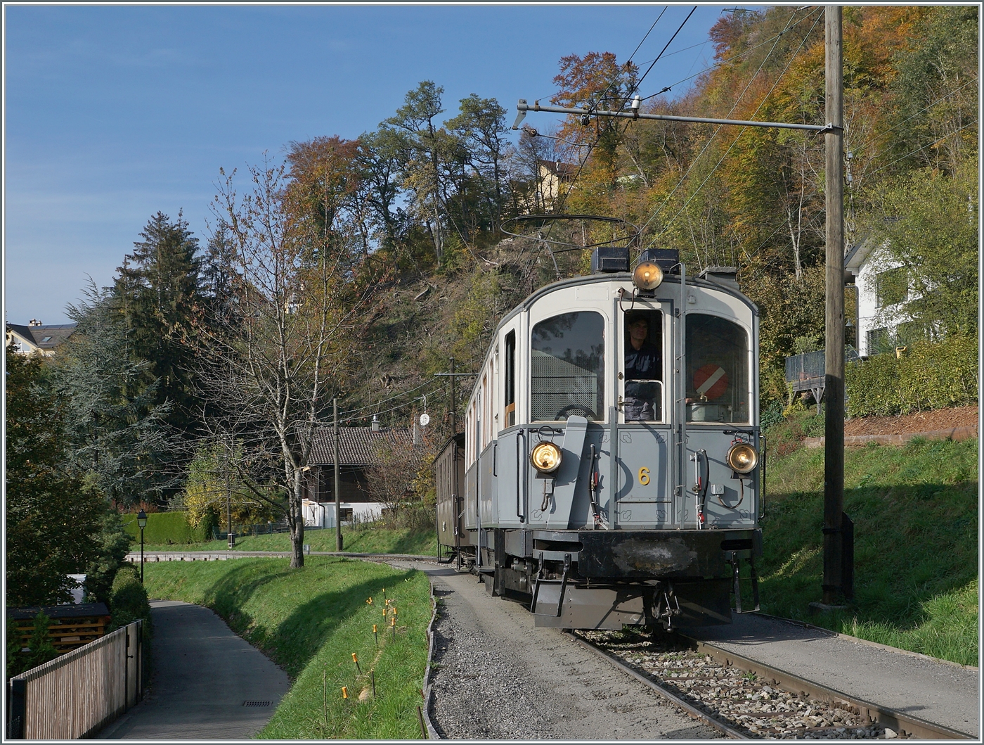 La DER de la Saison / Das Saison Ende der Blonay Chamby Bahn 2024 - Seit einigen Jahren zeigt die Blonay Chamby Bahn zum Saison Ende mit einem verdichteten Fahrplan noch einmal ihre herrlichen Fahrzeuge im Einsatz.

Kurz nach der Abfahrt in Blonay ist der MCM BCFeh 4/4 N° 6 mit dem Kaiserwagen, welcher aus diesem Blickwinkel jedoch kaum zu erkennen ist, auf der Fahr nach Chaulin.

27. Okt. 2024

  