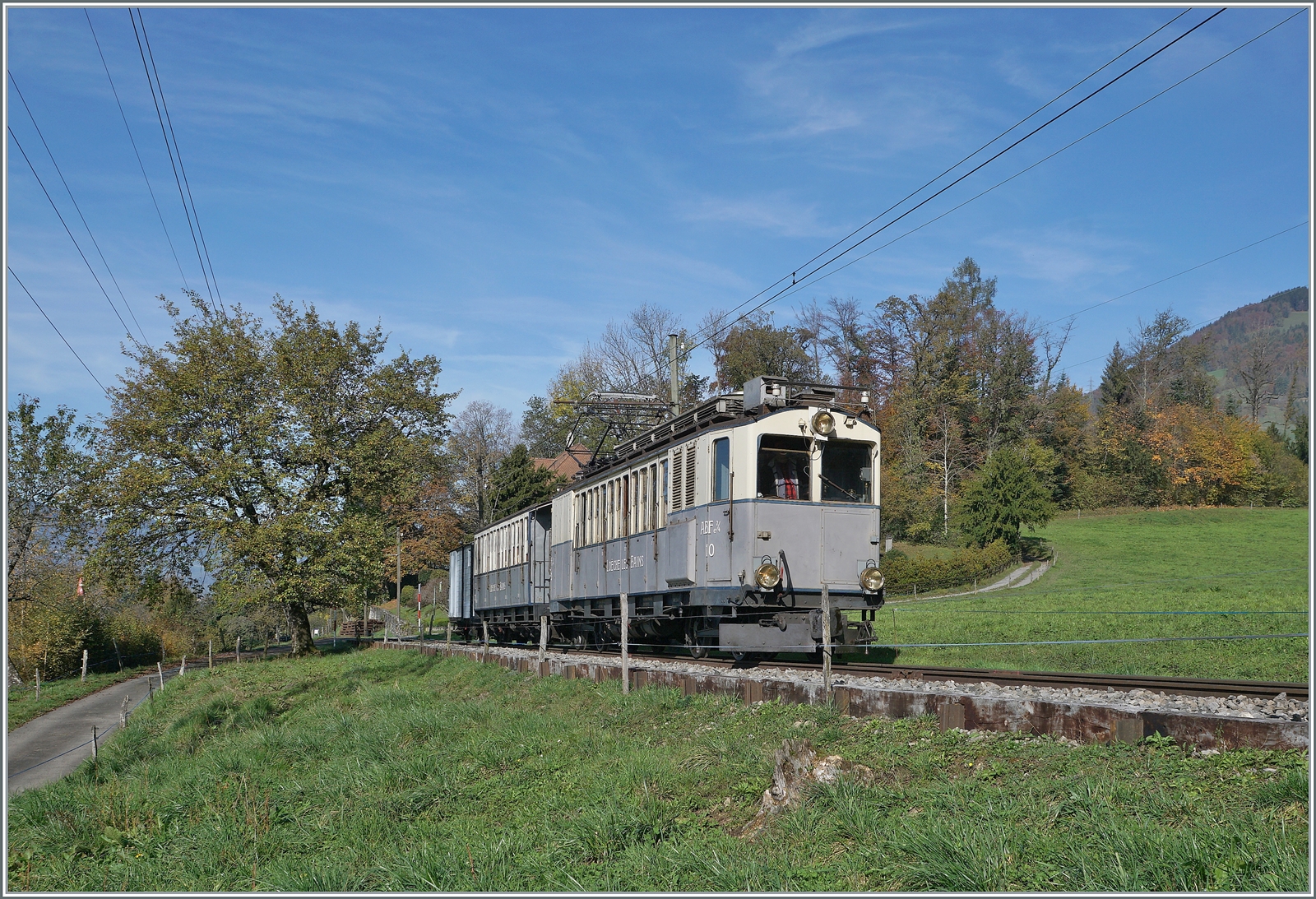  La DER de la Saison!  (Saisonabschlussfeier der Blonay-Chamby Bahn 2024) - Der als LLB ABFe 2/4 N° 10 angeschriebene BCFeh 4/4 der Blonay-Chamby Bahn ist mit seiner stilreinen LLB Garnitur bestehend aus den Wagen LLB AB4 N° 22 (1915) und einem gedeckten LLB Güterwagen K  (1915) auf dem Weg von Blonay nach Chamby und erreicht Chaulin. 

27. Oktober 2024