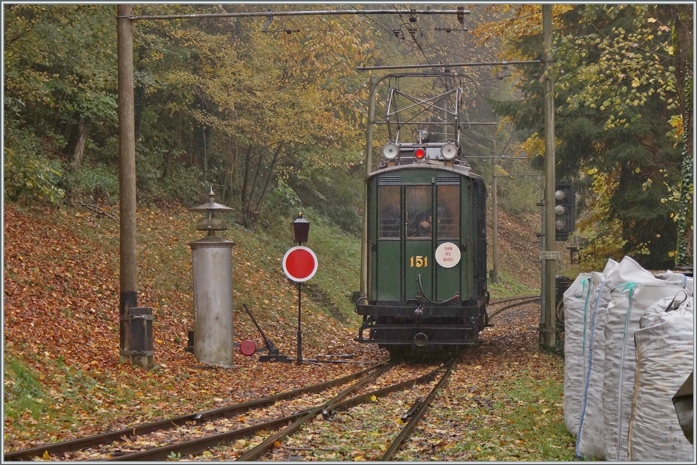 La DER de la Saison / Das Saison Ende der Blonay Chamby Bahn 2025 - Seit einigen Jahren zeigt die Blonay Chamby Bahn zum Saison Ende mit einem verdichteten Fahrplan noch einmal ihre herrlichen Fahrzeuge im Einsatz: Der CGTE Gepäcktriebwagen Fe 4/4 151 Baujahr 1911/ SIG und Siemens & Halske ist für einige Fahrten von Chaulin nach Chamby und zurück eingeteilt und erreicht hier als Zug 15114 Chaulin Bifurcation. 

25. Oktober 2025