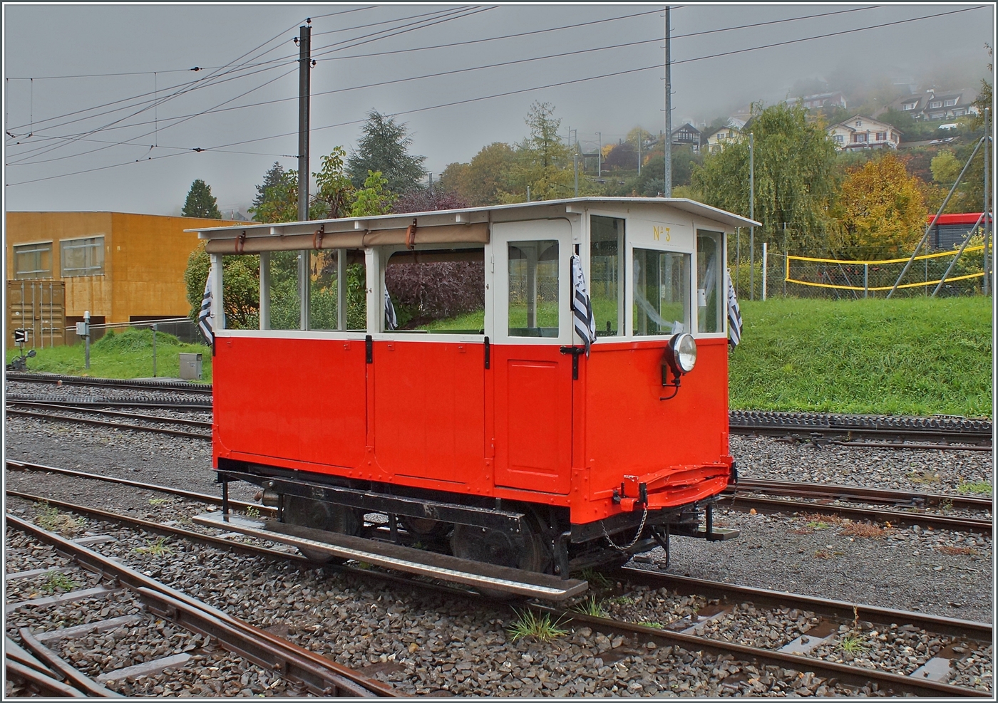La DER de la Saison / Das Saison Ende der Blonay Chamby Bahn 2025 - Seit einigen Jahren zeigt die Blonay Chamby Bahn zum Saison Ende mit einem verdichteten Fahrplan noch einmal ihre herrlichen Fahrzeuge im Einsatz: der Dm 2/2 N°  Biniou  ist als Zug 3005 nach Chaulin vorgesehen und wartet in Blonay auf die Abfaht. 

25. Oktober 2025 
