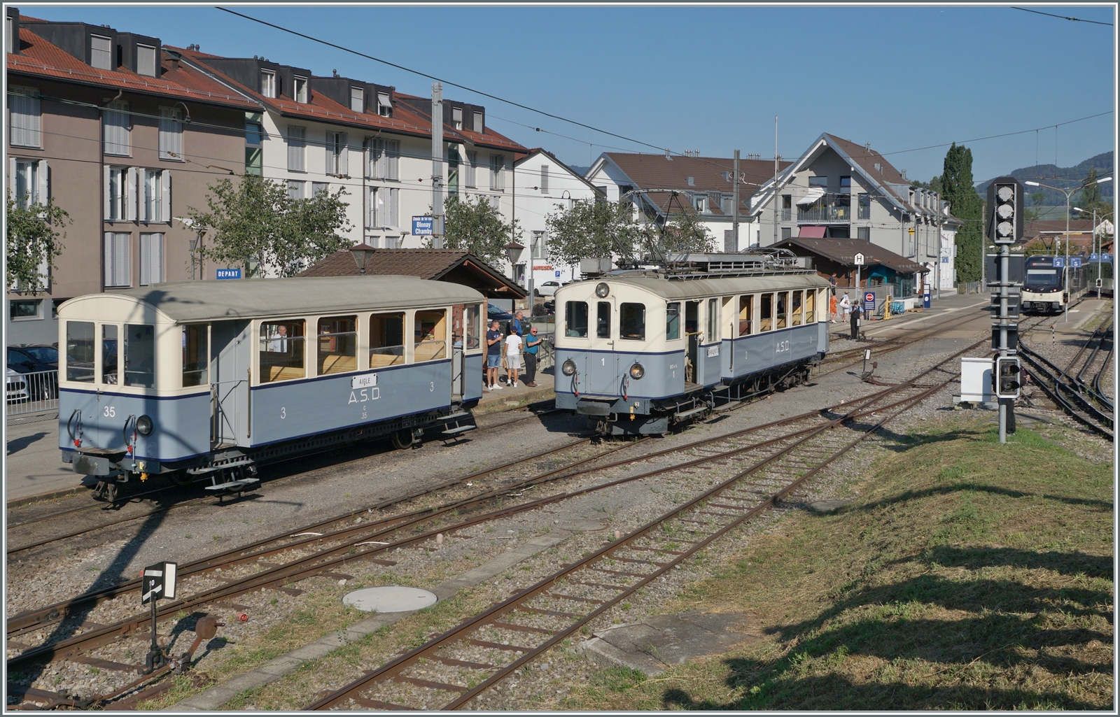  Le Chablais en fête  bei der Blonay Chamby Bahn. Die Eröffnung des ersten Teilstückes der Bex - Villars vor 125 Jahren, sowie die vor 80 Jahren erfolgte Fusion einiger Strecken im Chablais war der Anlass zum diesjährigen Herbstfestivals  Le Chablais en fête. Als besondere Attraktion zeigt sich der ASD BCFe 4/4 N° 1  TransOrmonan  der TPC mit seinem B 35 als Gastfahrzeug. Das Bild zeigt den 1913 gebauten und 1940 umgebauten BCFe 4/4 N° 1 beim Rangieren in Blonay.

9. September 2023 