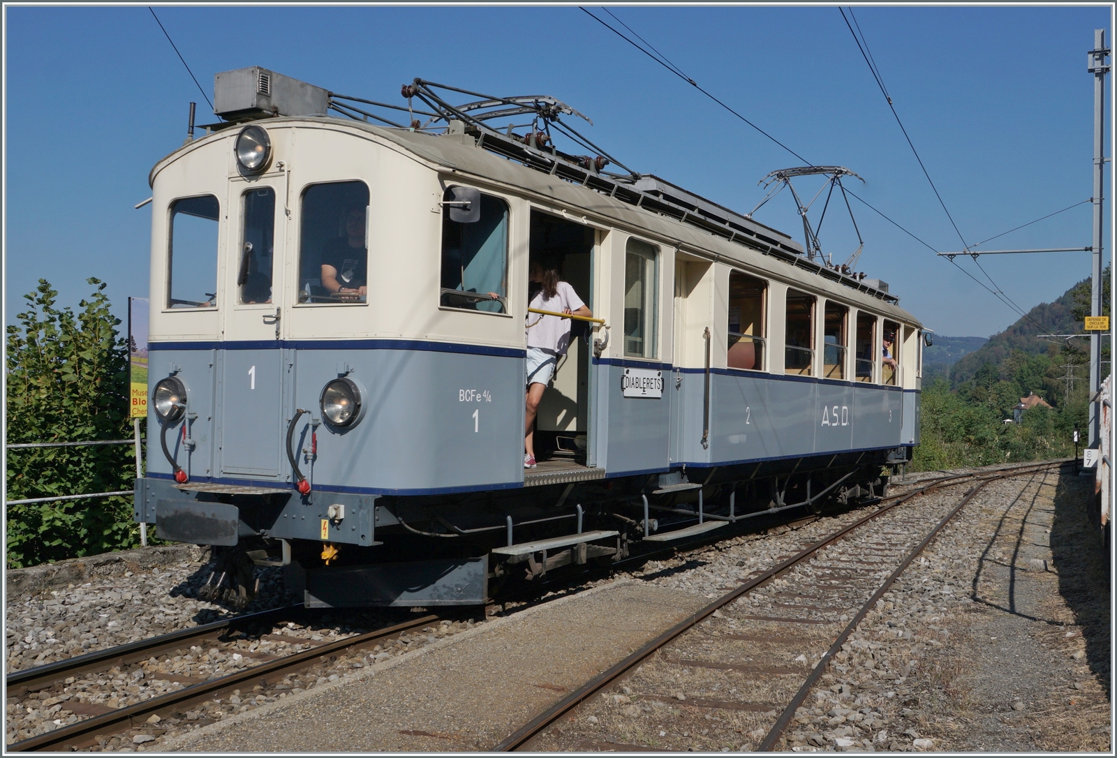  Le Chablais en fête  bei der Blonay Chamby Bahn. Die Eröffnung des ersten Teilstückes der Bex - Villars vor 125 Jahren, sowie die vor 80 Jahren erfolgte Fusion einiger Strecken im Chablais war der Anlass zum diesjährigen Herbstfestivals  Le Chablais en fête . Als besondere Attraktion zeigt sich der ASD BCFe 4/4 N° 1  TransOrmonan  der TPC mit seinem B 35 als Gastfahrzeug. Das Bild zeigt den 1913 gebauten und 1940 umgebauten BCFe 4/4 N° 1 als Solofahrt Chaulin - Chamby - Chaulin bei der Ankunft in Chamby.

10. September 2023