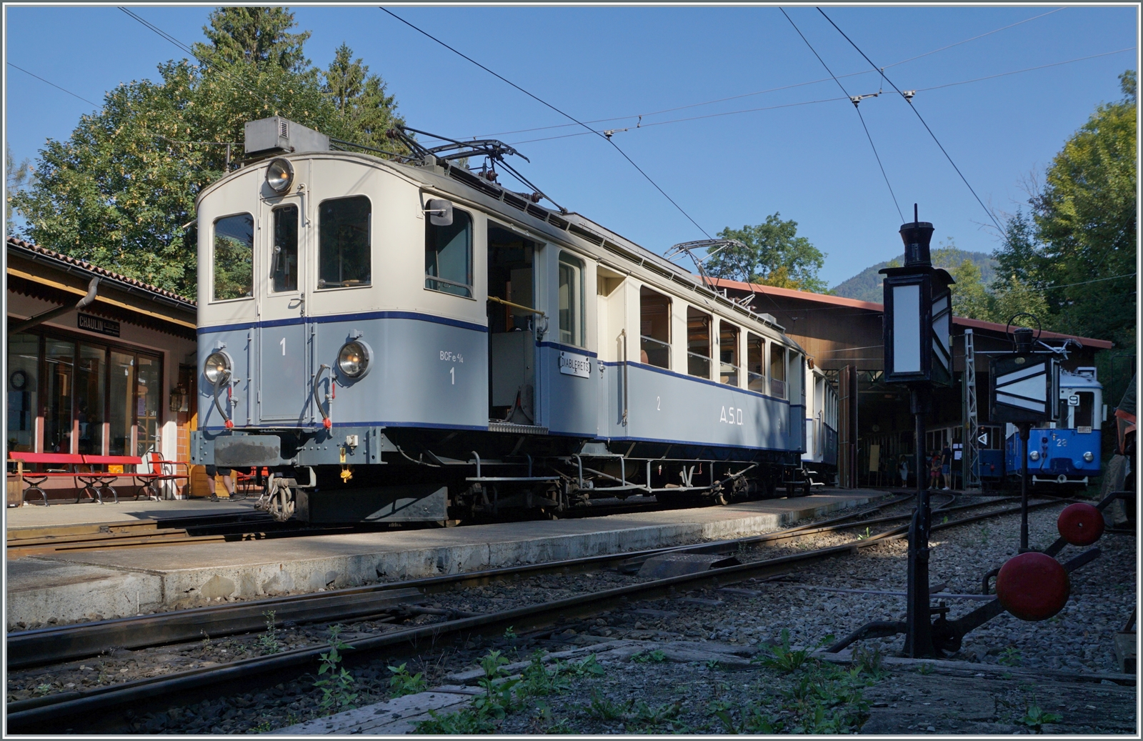  Le Chablais en fête  bei der Blonay Chamby Bahn. Die Eröffnung des ersten Teilstückes der Bex - Villars vor 125 Jahren, sowie die vor 80 Jahren erfolgte Fusion einiger Strecken im Chablais war der Anlass zum diesjährigen Herbstfestivals  Le Chablais en fête . Als besondere Attraktion zeigt sich der ASD BCFe 4/4 N° 1  TransOrmonan  der TPC mit seinem B 35 als Gastfahrzeug.
Das Bild zeigt den 1913 gebauten und 1940 umgebauten BCFe 4/4 N° 1 mit seinem B 35 nach der Ankunft in Chaulin. 

10. September 2023