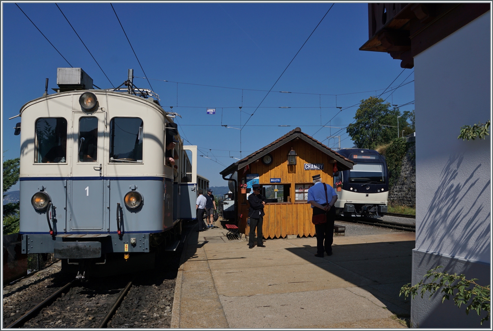  Le Chablais en fête  bei der Blonay Chamby Bahn. Der bestens gepflegte BCFe 4/4 N° 1 hab Chamby erreicht und wird in Kürze nach Chaulin fahren. Im Hintergrund ein CEV MVR ABeh 2/6 als Regionalzug nach Montreux bei der Ankunft in Chamby. 

9. September 2023