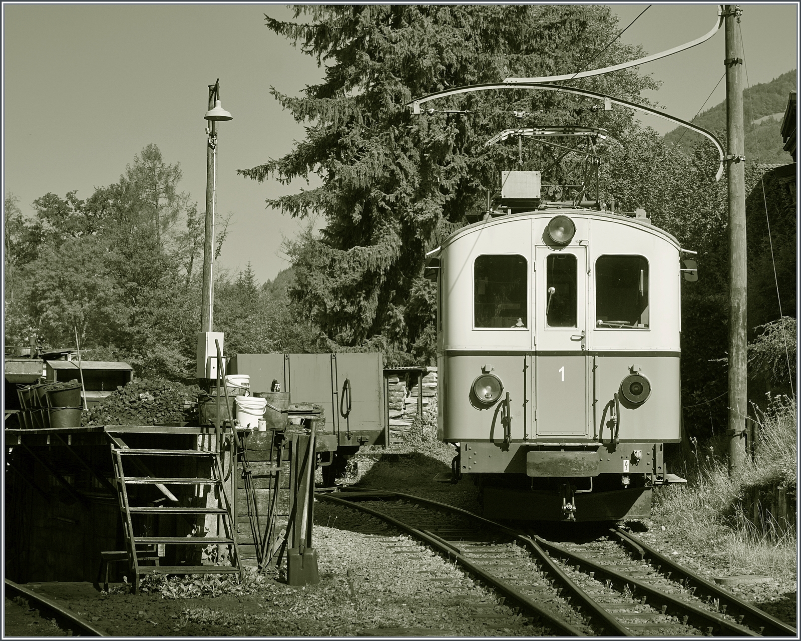  Le Chablais en fête  bei der Blonay Chamby Bahn. Die Eröffnung des ersten Teilstückes der Bex - Villars vor 125 Jahren, sowie die vor 80 Jahren erfolgte Fusion einiger Strecken im Chablais war der Anlass zum diesjährigen Herbstfestivals  Le Chablais en fête  bei der Blonay-Chamby Bahn. Als besondere Attraktion zeigt sich der ASD BCFe 4/4 N° 1  TransOrmonan  der ASD mit seinem B 35 als Gastfahrzeug. Das Bild zeigt den 1913 gebauten und 1940 umgebauten BCFe 4/4 N° 1 auf der Fahrt in den Museumsbahnhof in Chaulin.

9. September 2023