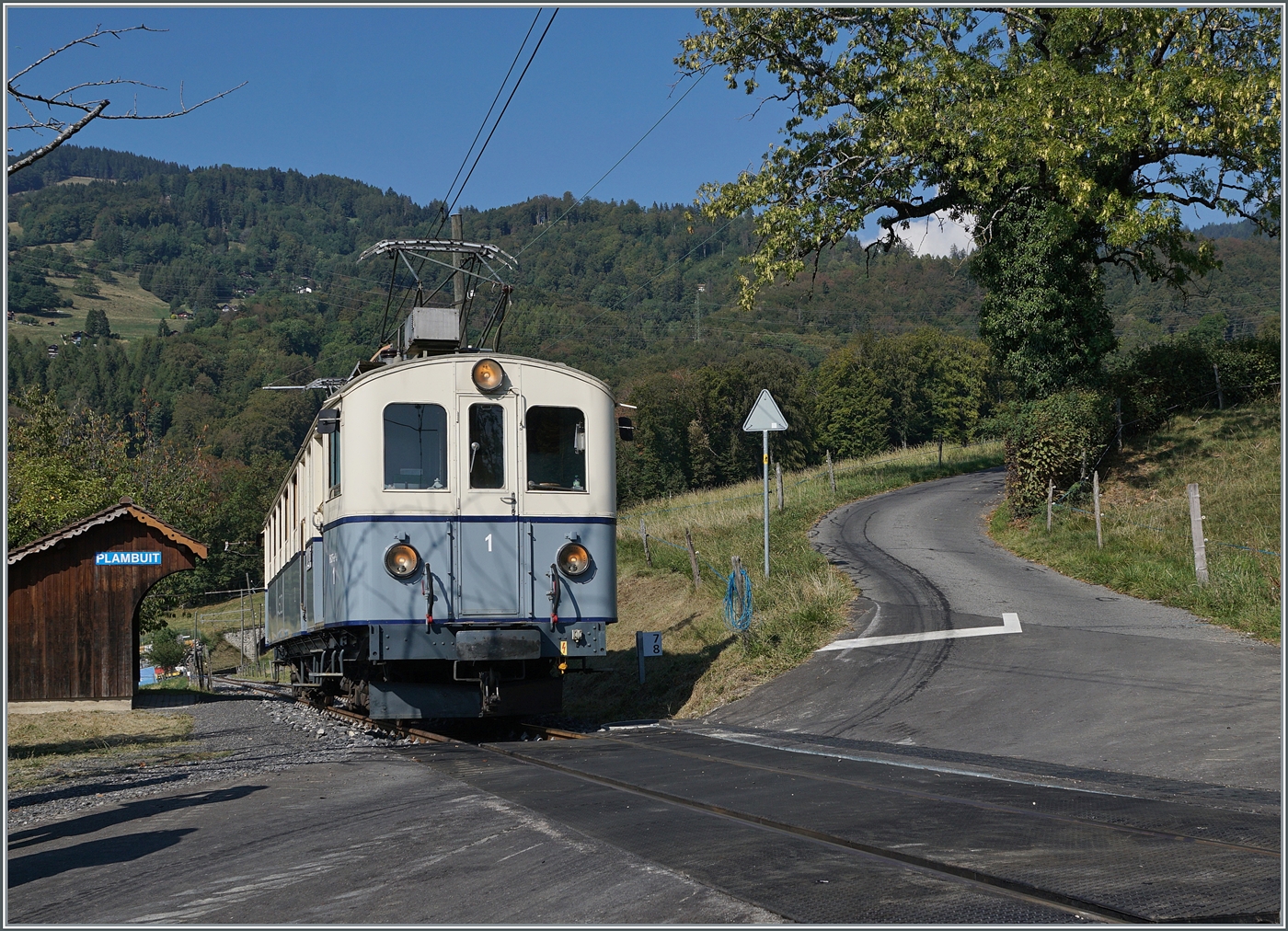 Le Chablais en fête  bei der Blonay Chamby Bahn. Der bestens gepflegte ASD BCFe 4/4 N° 1 bei seiner  Rund -Fahrt von Chaulin nach Cornaux und Chamby und zurück nach Chaulin beim Fotohalt in  Plambuit  resp. Cornaux.

9. Sept. 2023